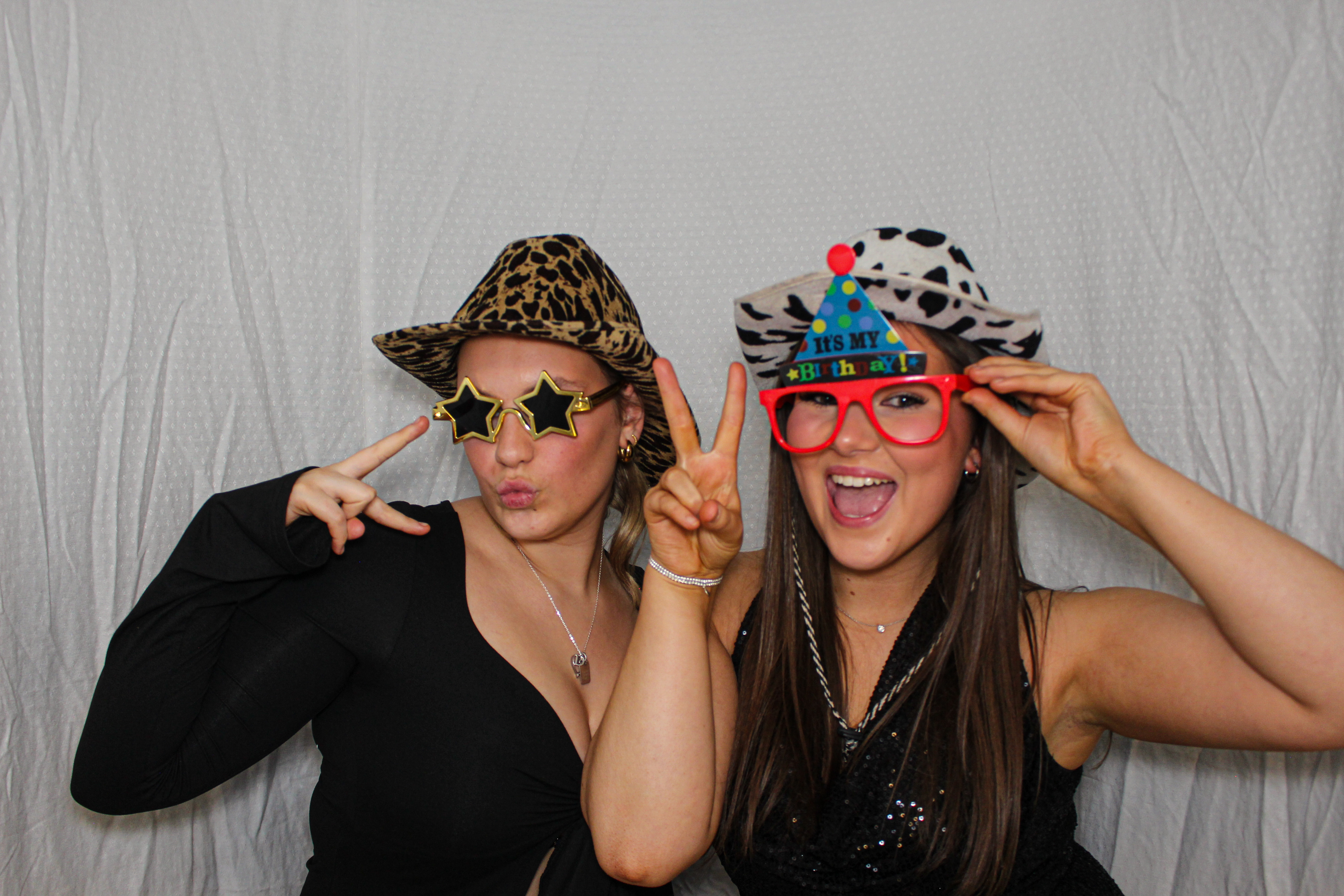 Hannah & Izzy's 18th Birthday Party | View more photos from the event at gallery.capturecube.co.uk/u/Capture-Cube/Hannah-Izzys-18th-Birthday-Party