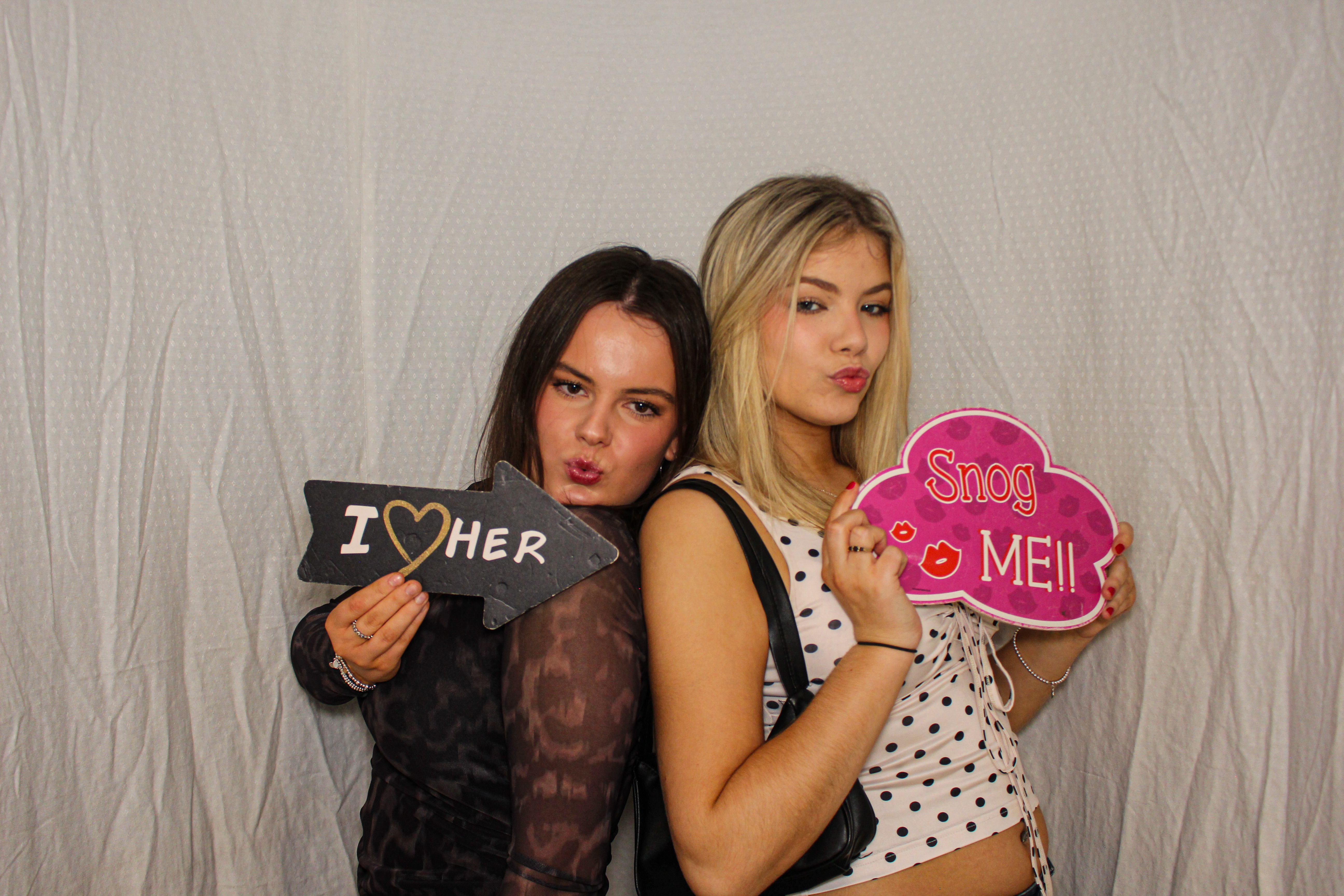 Hannah & Izzy's 18th Birthday Party | View more photos from the event at gallery.capturecube.co.uk/u/Capture-Cube/Hannah-Izzys-18th-Birthday-Party