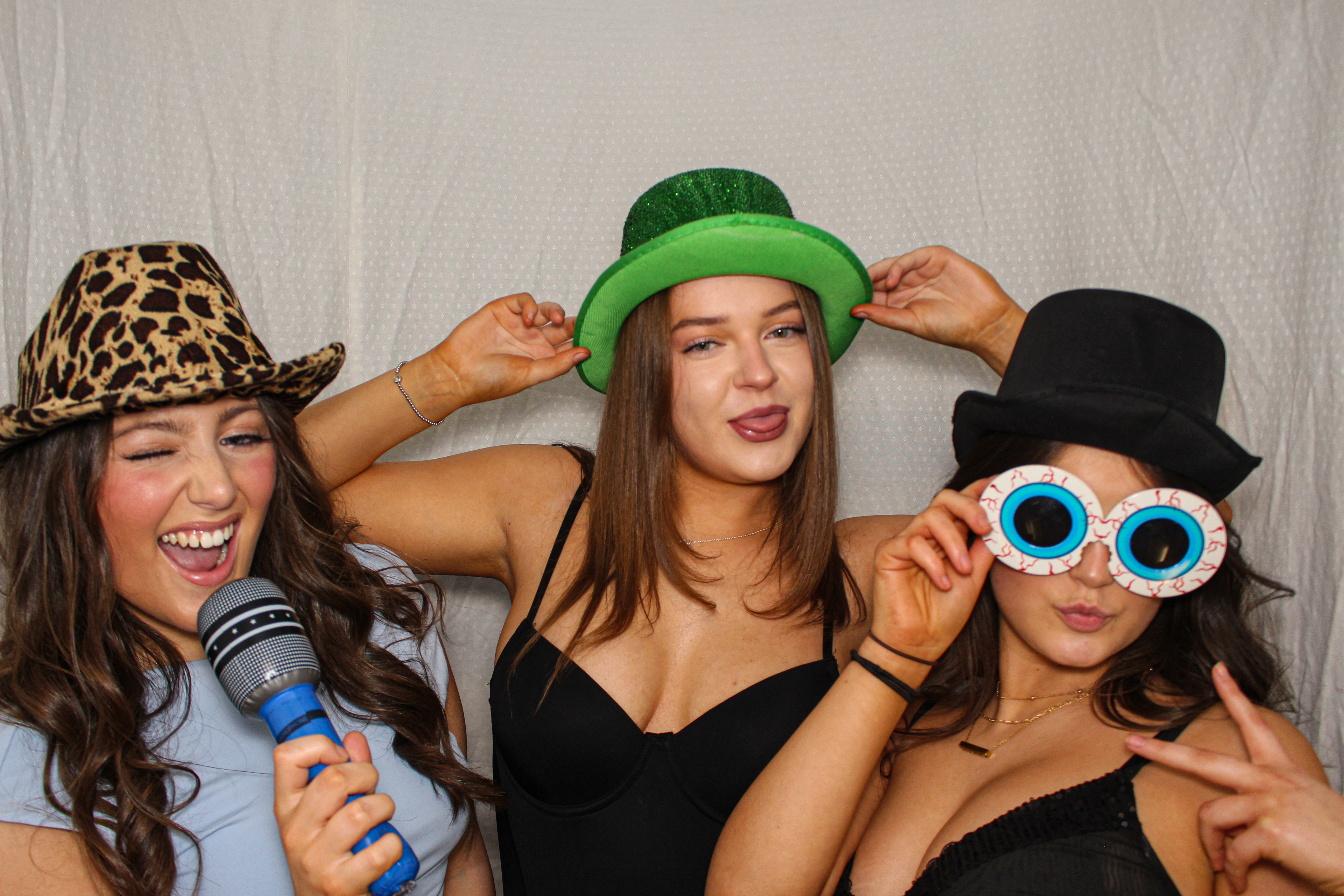 Hannah & Izzy's 18th Birthday Party | View more photos from the event at gallery.capturecube.co.uk/u/Capture-Cube/Hannah-Izzys-18th-Birthday-Party