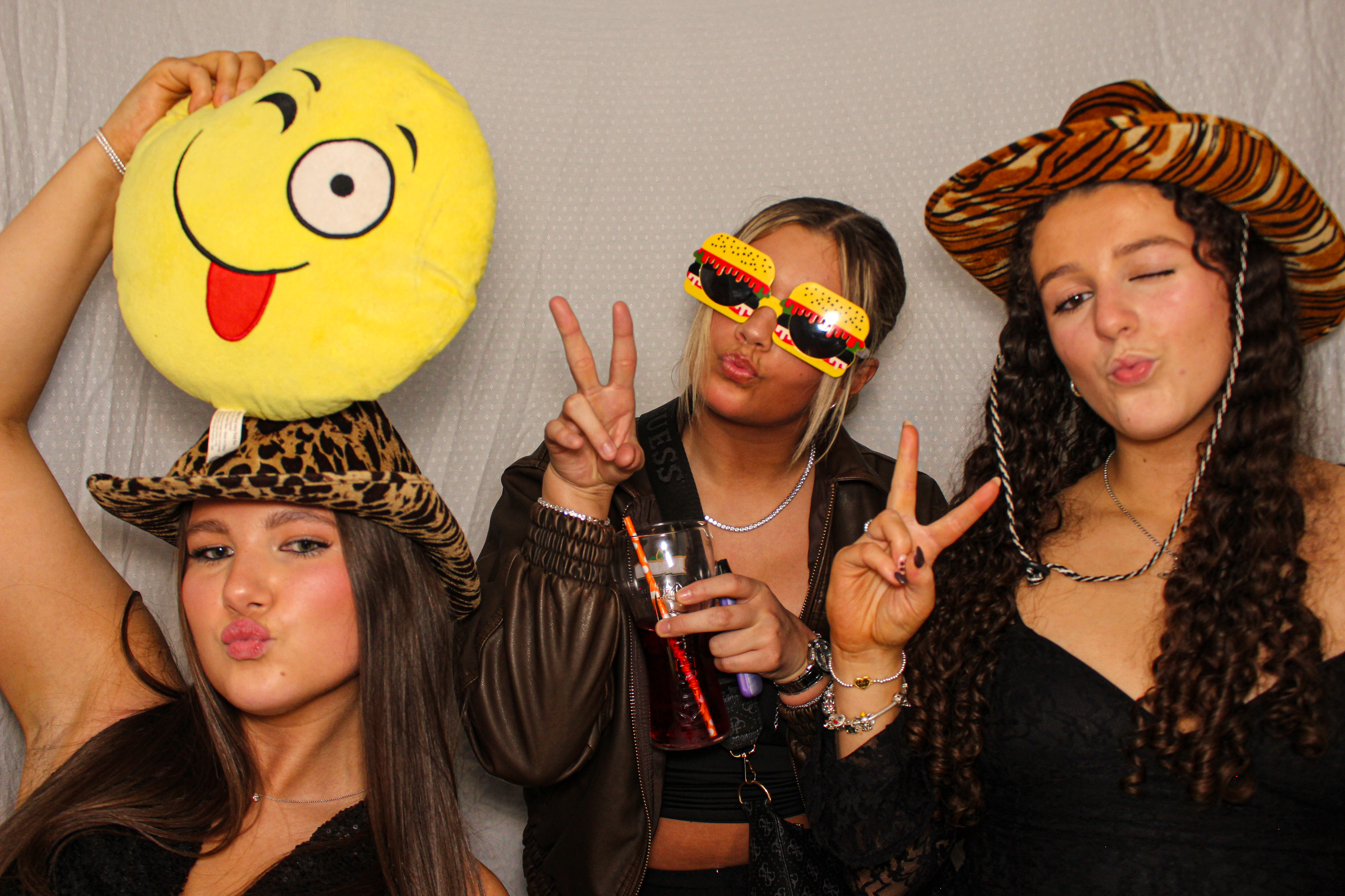 Hannah & Izzy's 18th Birthday Party | View more photos from the event at gallery.capturecube.co.uk/u/Capture-Cube/Hannah-Izzys-18th-Birthday-Party