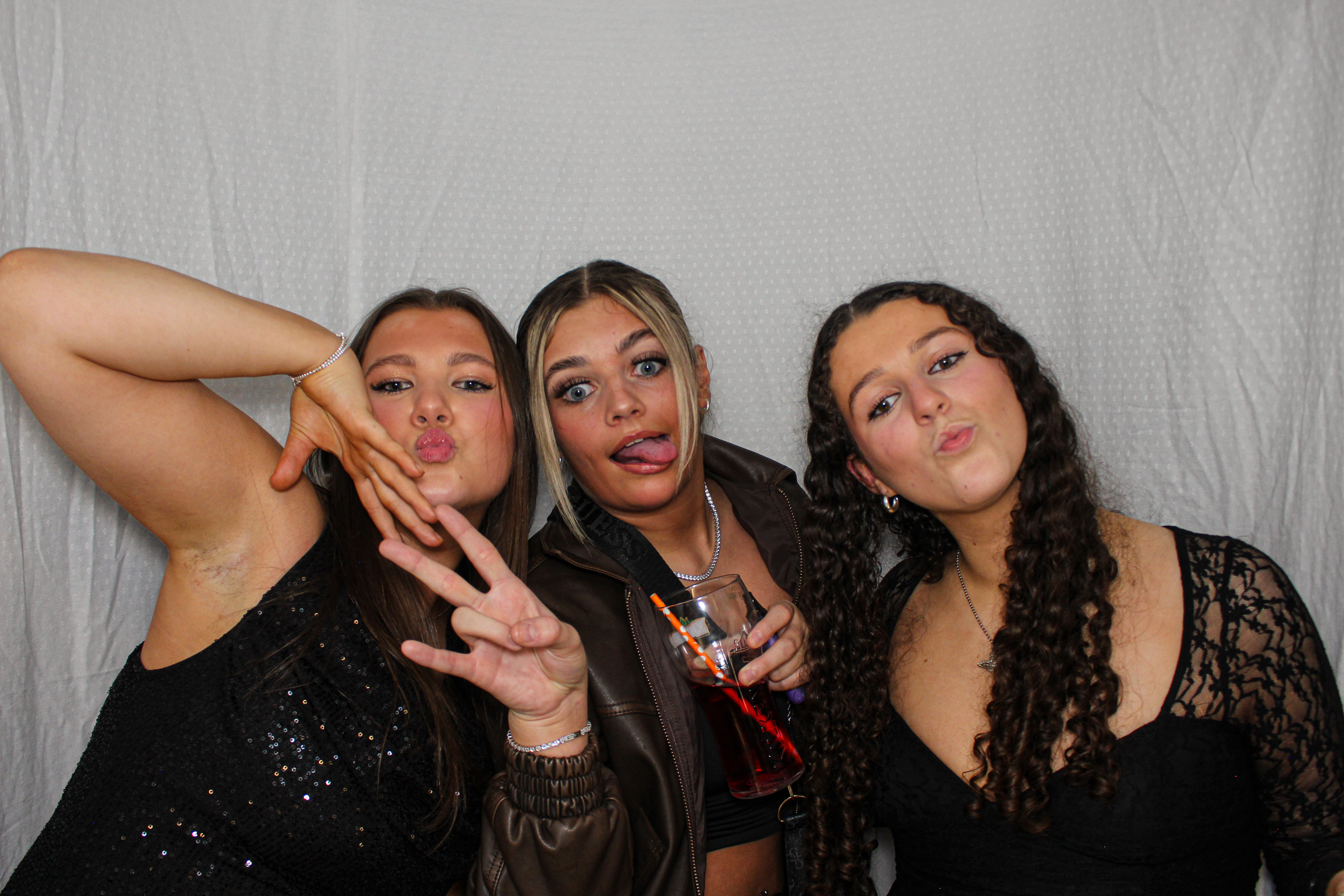 Hannah & Izzy's 18th Birthday Party | View more photos from the event at gallery.capturecube.co.uk/u/Capture-Cube/Hannah-Izzys-18th-Birthday-Party