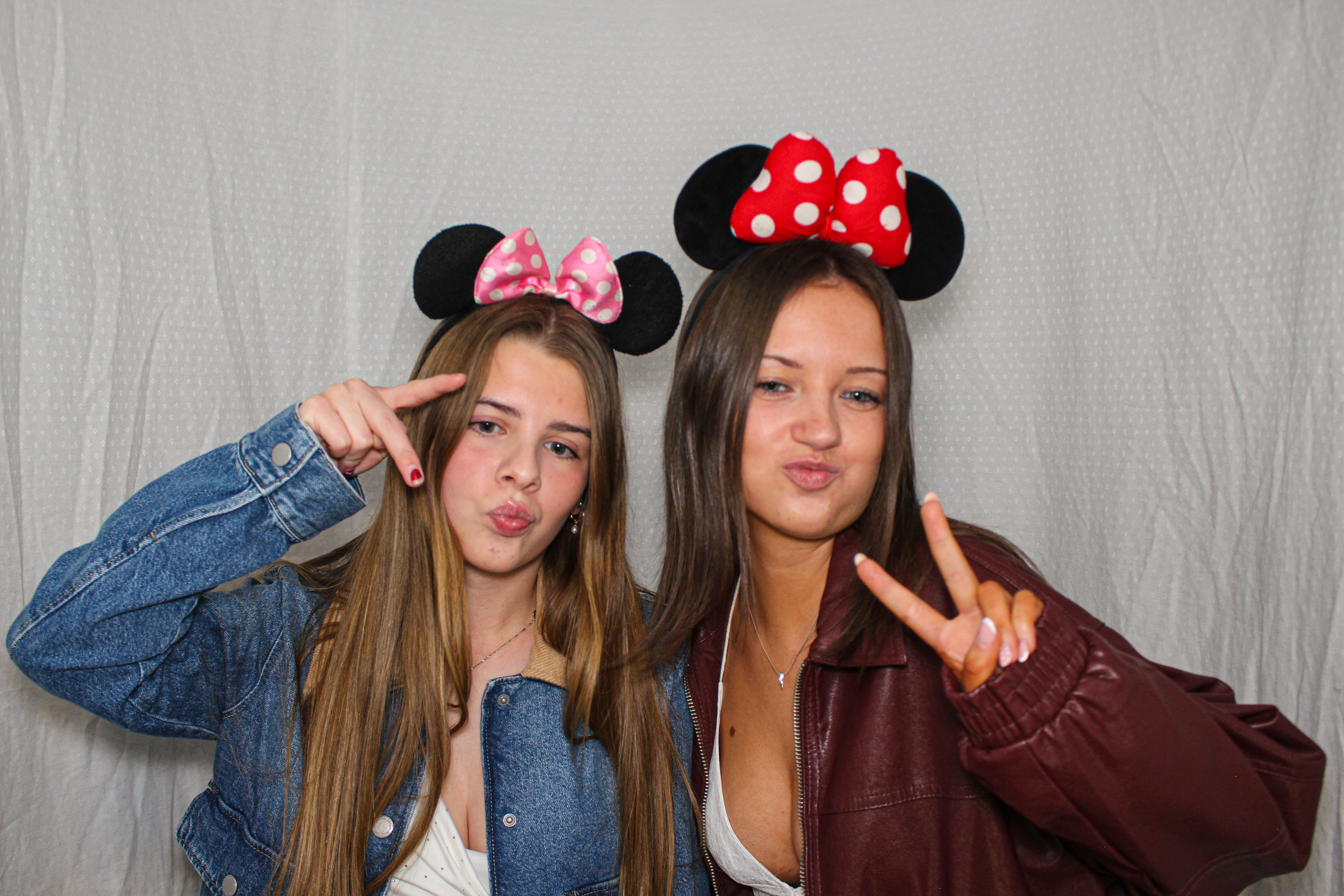 Hannah & Izzy's 18th Birthday Party | View more photos from the event at gallery.capturecube.co.uk/u/Capture-Cube/Hannah-Izzys-18th-Birthday-Party