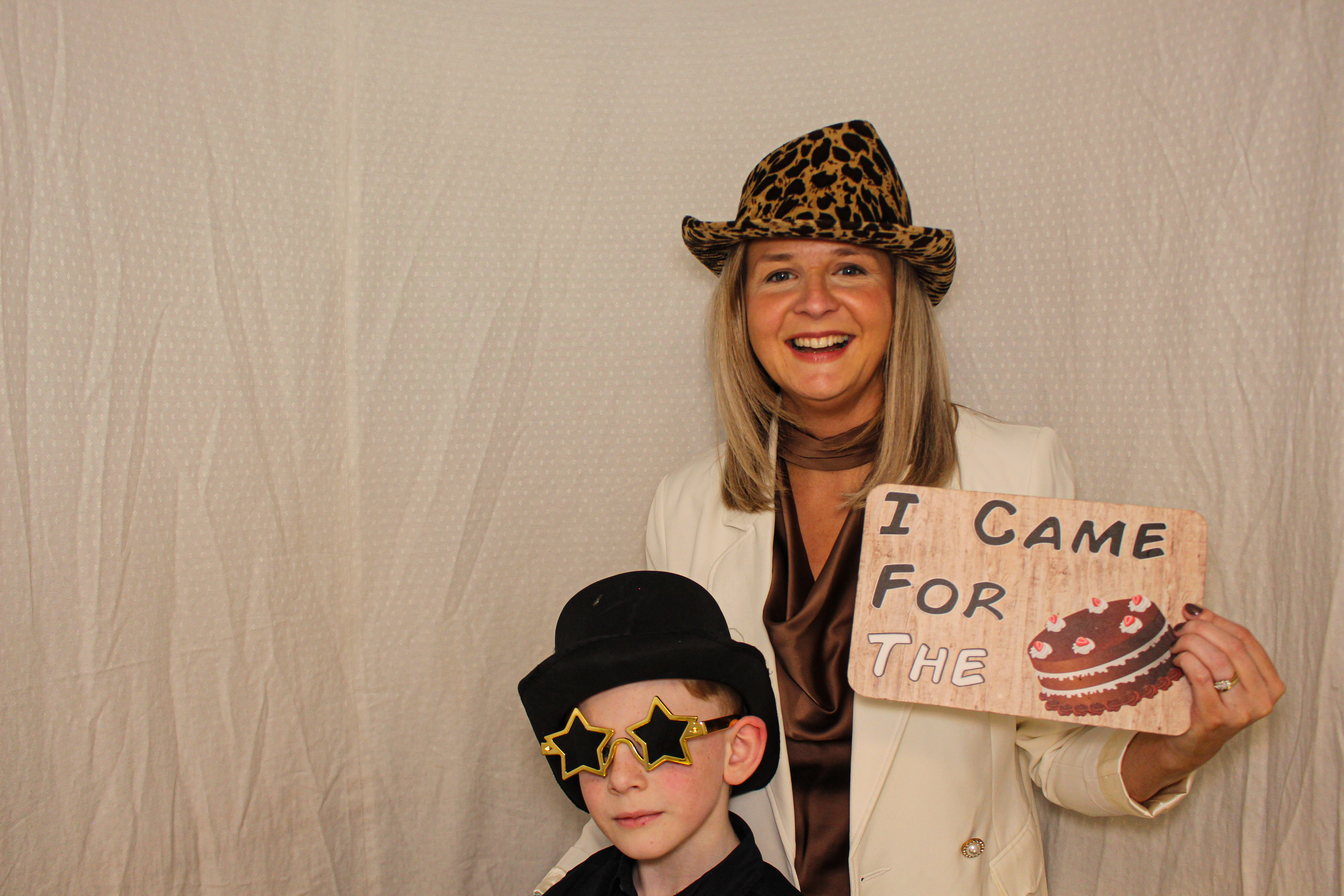 Hannah & Izzy's 18th Birthday Party | View more photos from the event at gallery.capturecube.co.uk/u/Capture-Cube/Hannah-Izzys-18th-Birthday-Party