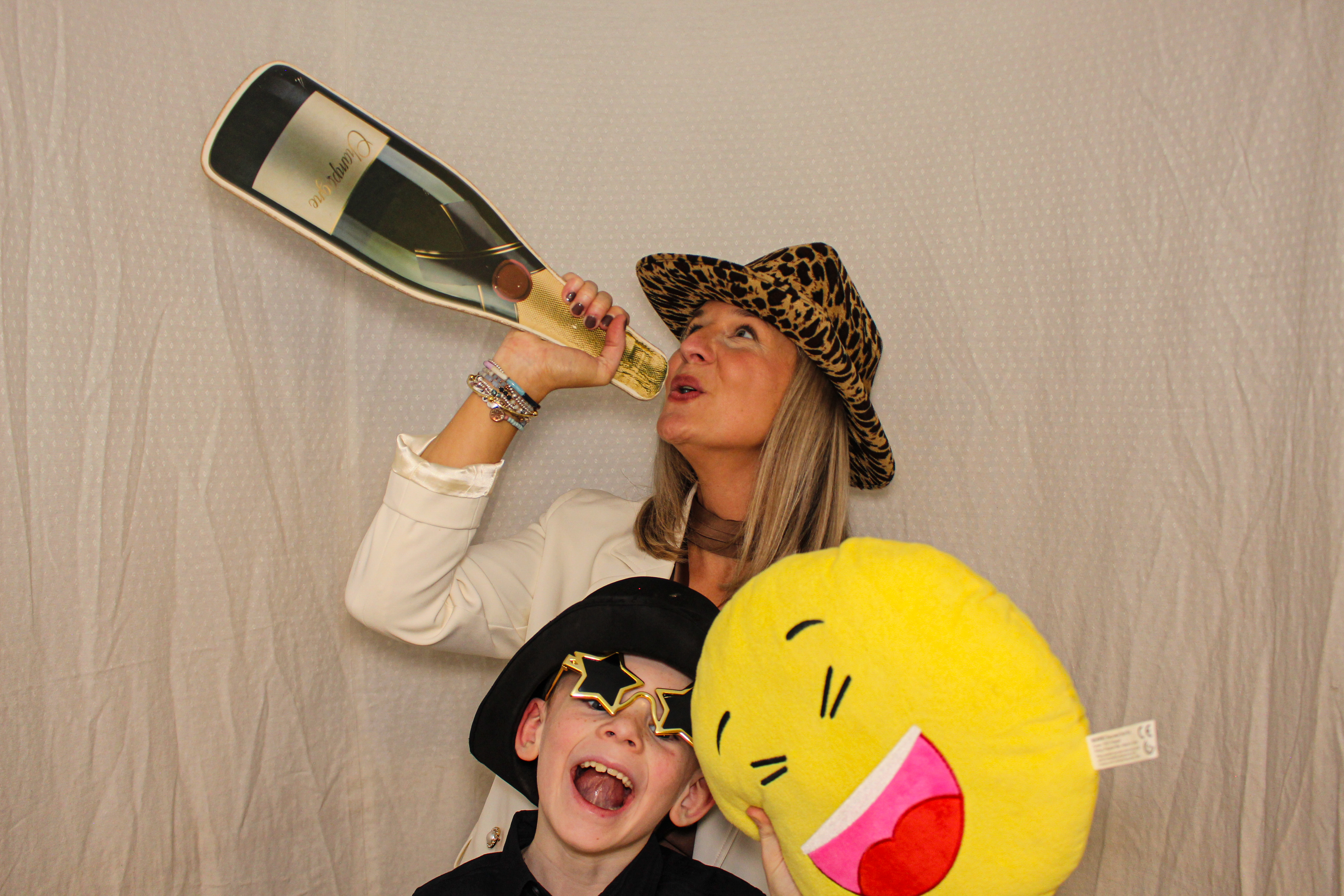 Hannah & Izzy's 18th Birthday Party | View more photos from the event at gallery.capturecube.co.uk/u/Capture-Cube/Hannah-Izzys-18th-Birthday-Party