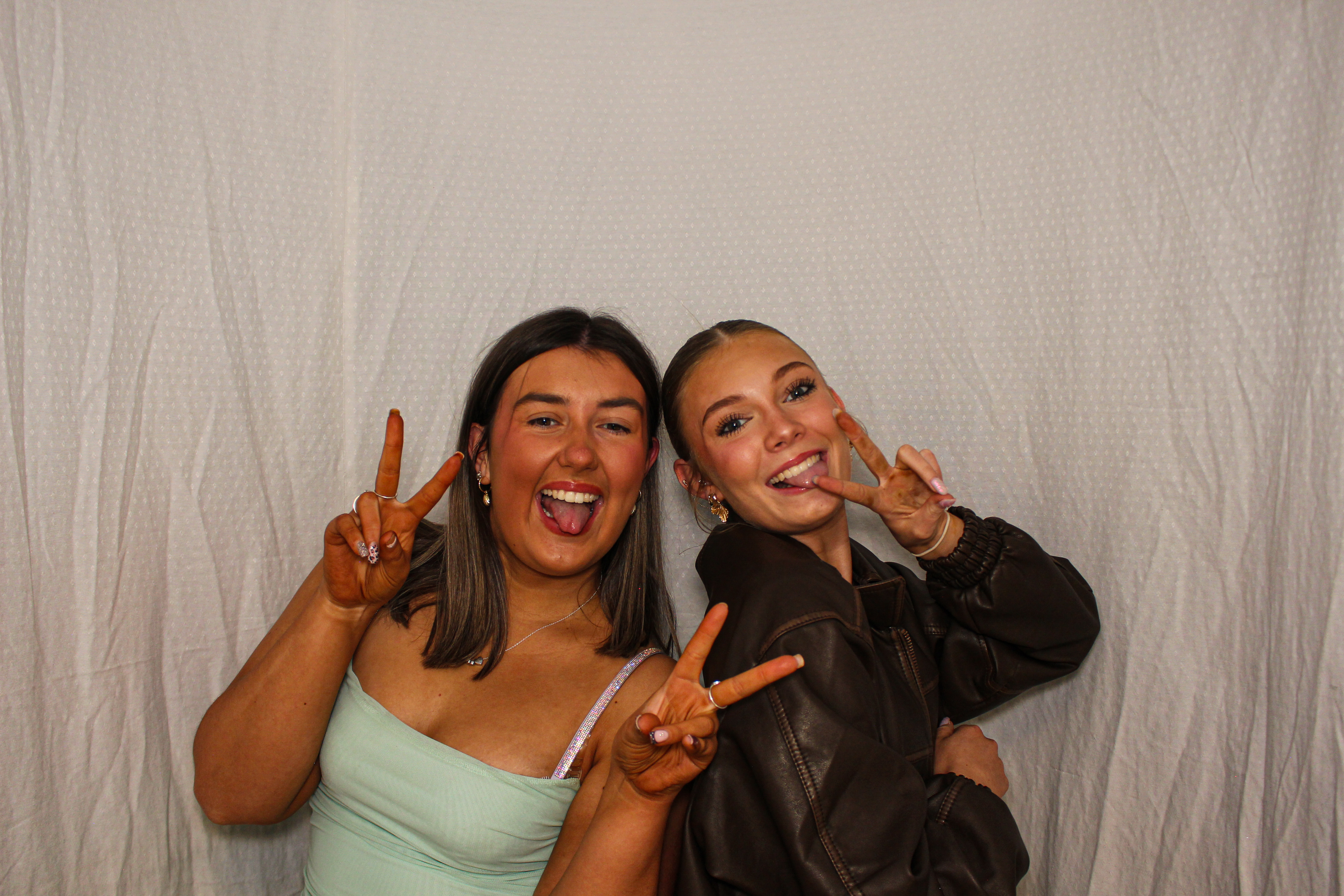 Hannah & Izzy's 18th Birthday Party | View more photos from the event at gallery.capturecube.co.uk/u/Capture-Cube/Hannah-Izzys-18th-Birthday-Party