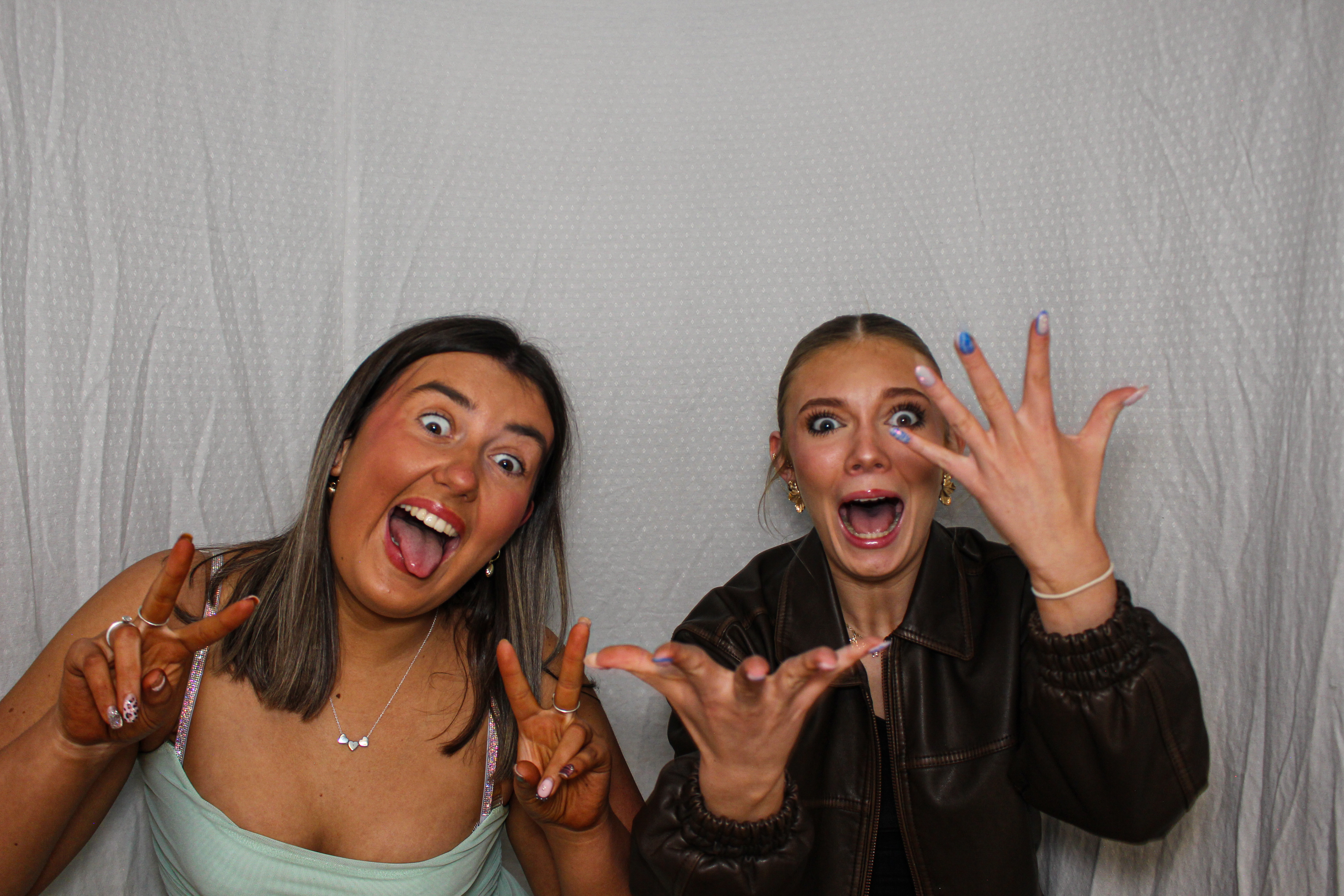 Hannah & Izzy's 18th Birthday Party | View more photos from the event at gallery.capturecube.co.uk/u/Capture-Cube/Hannah-Izzys-18th-Birthday-Party