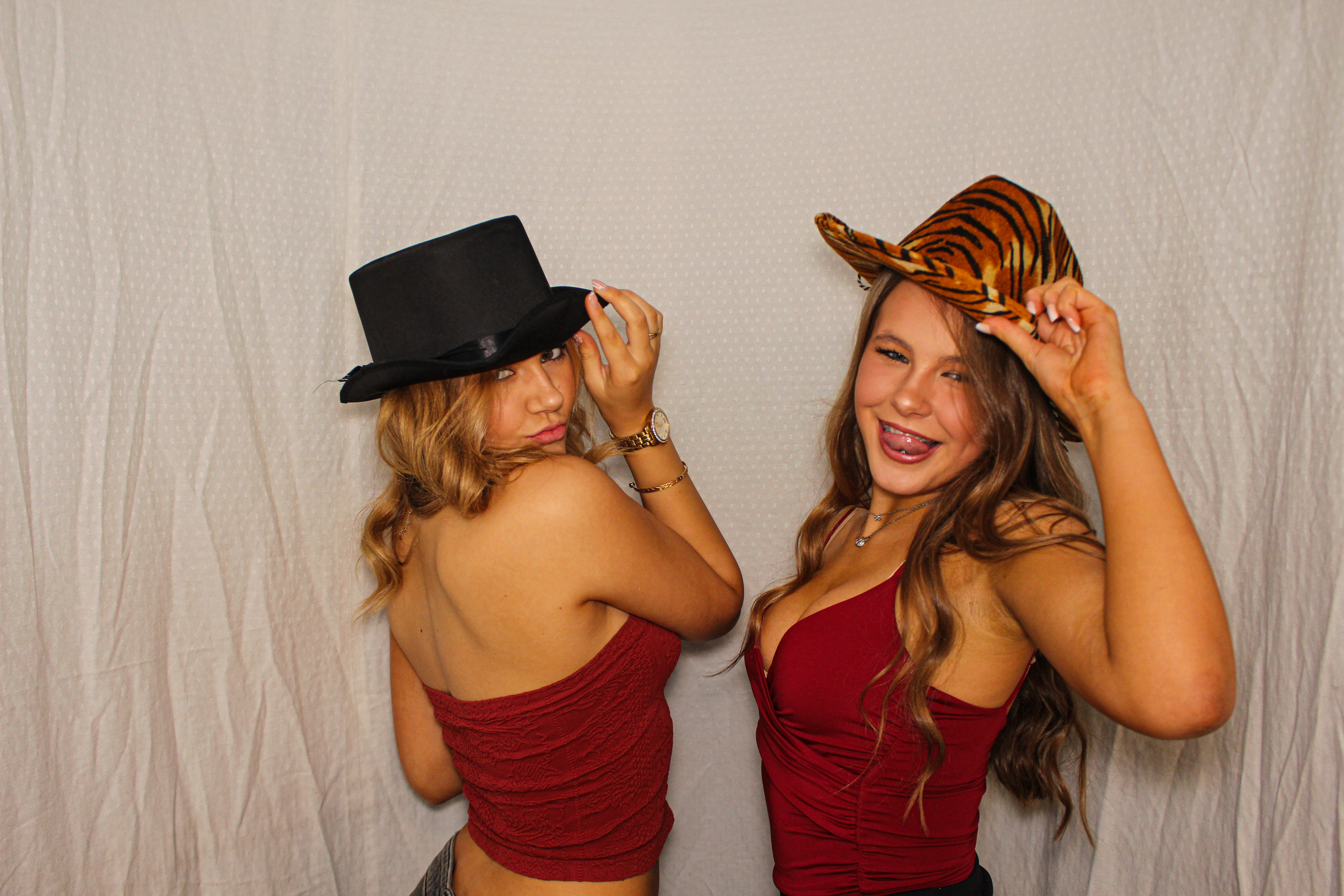 Hannah & Izzy's 18th Birthday Party | View more photos from the event at gallery.capturecube.co.uk/u/Capture-Cube/Hannah-Izzys-18th-Birthday-Party