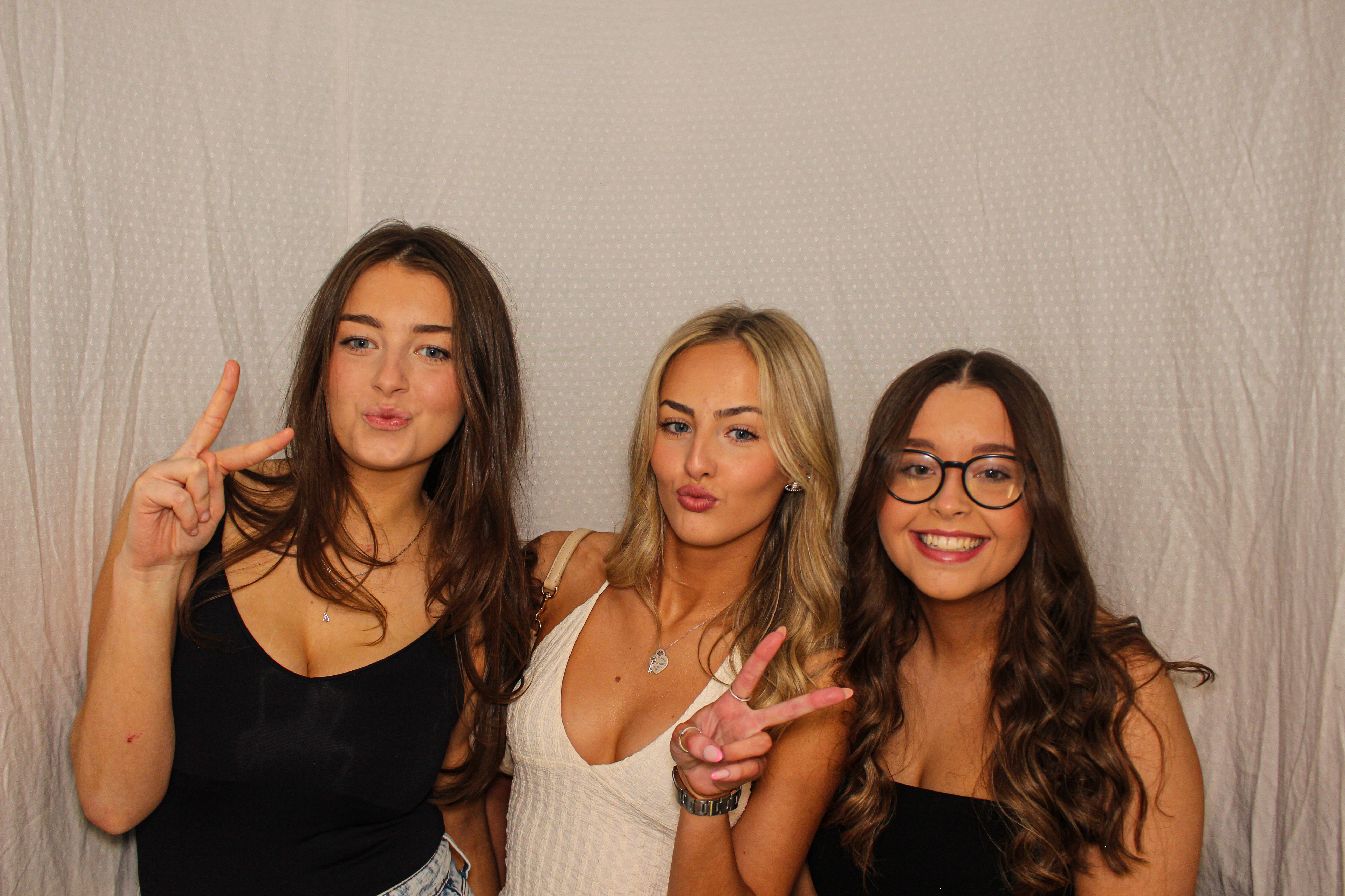 Hannah & Izzy's 18th Birthday Party | View more photos from the event at gallery.capturecube.co.uk/u/Capture-Cube/Hannah-Izzys-18th-Birthday-Party