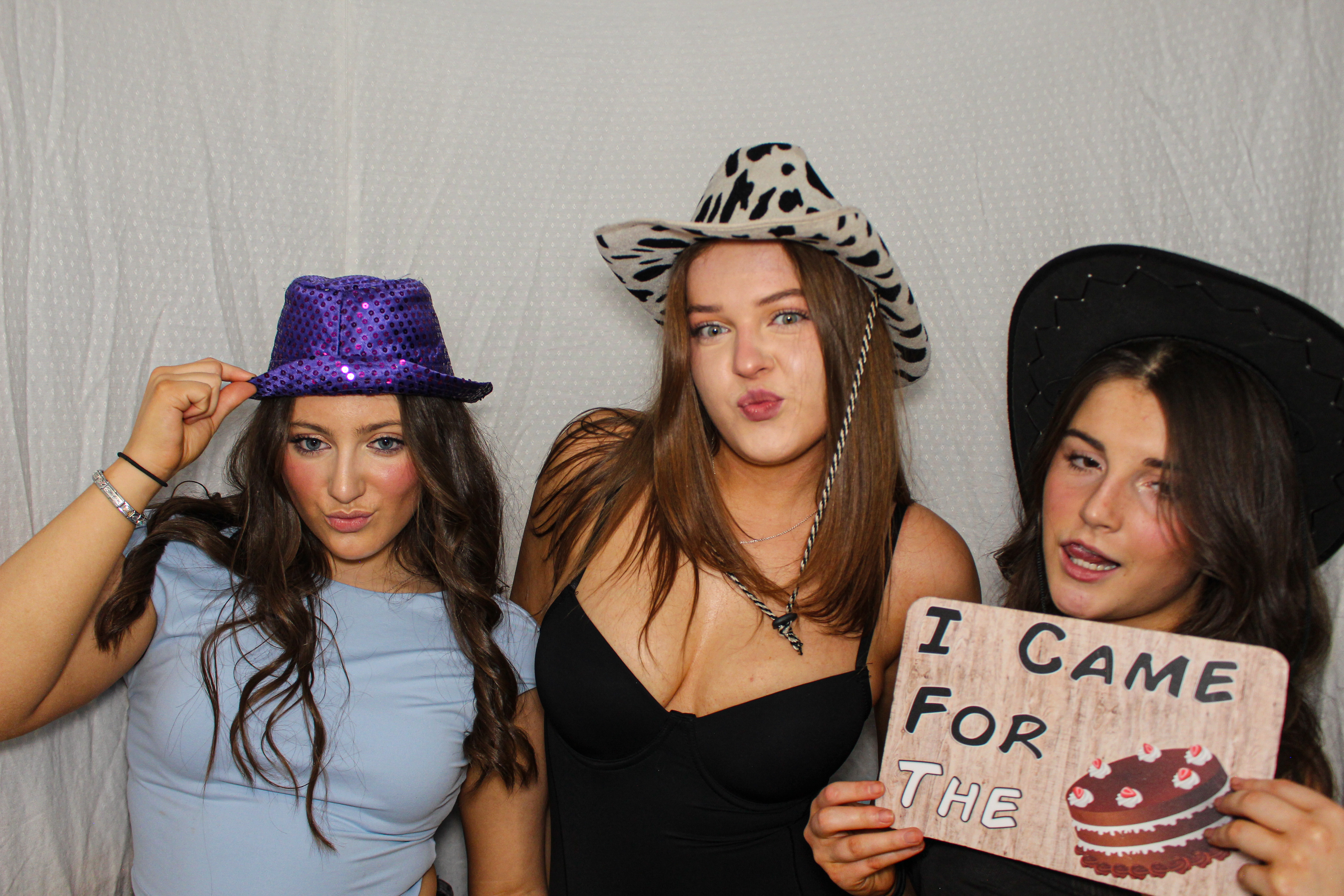 Hannah & Izzy's 18th Birthday Party | View more photos from the event at gallery.capturecube.co.uk/u/Capture-Cube/Hannah-Izzys-18th-Birthday-Party