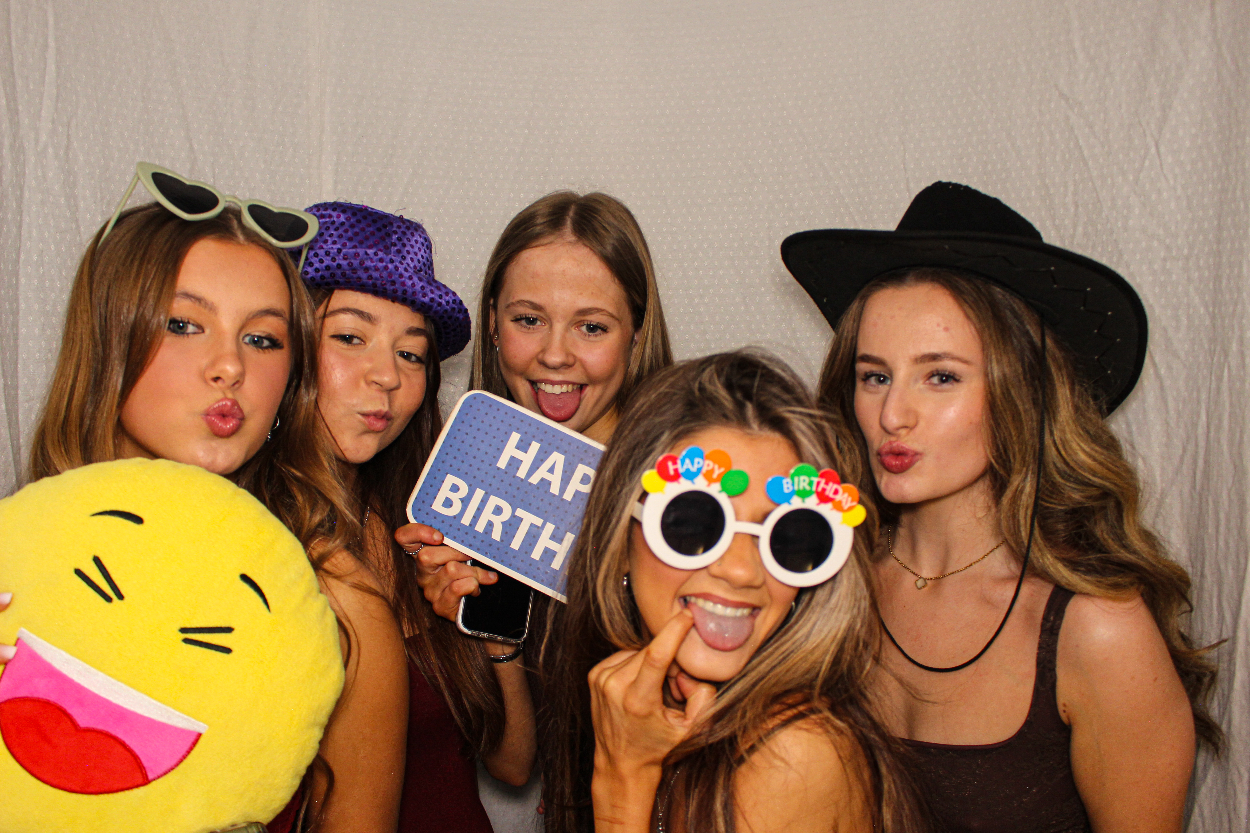 Hannah & Izzy's 18th Birthday Party | View more photos from the event at gallery.capturecube.co.uk/u/Capture-Cube/Hannah-Izzys-18th-Birthday-Party