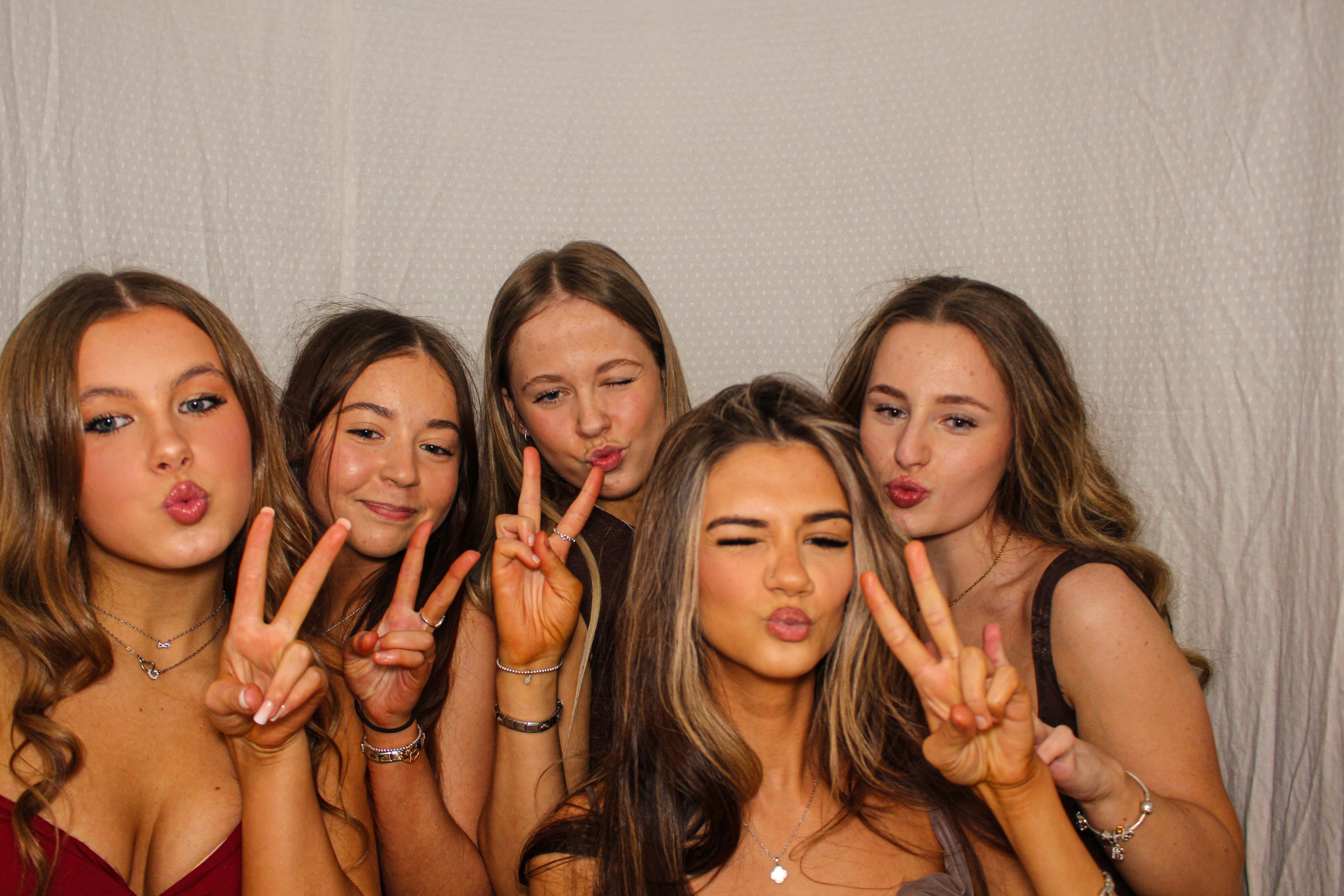 Hannah & Izzy's 18th Birthday Party | View more photos from the event at gallery.capturecube.co.uk/u/Capture-Cube/Hannah-Izzys-18th-Birthday-Party