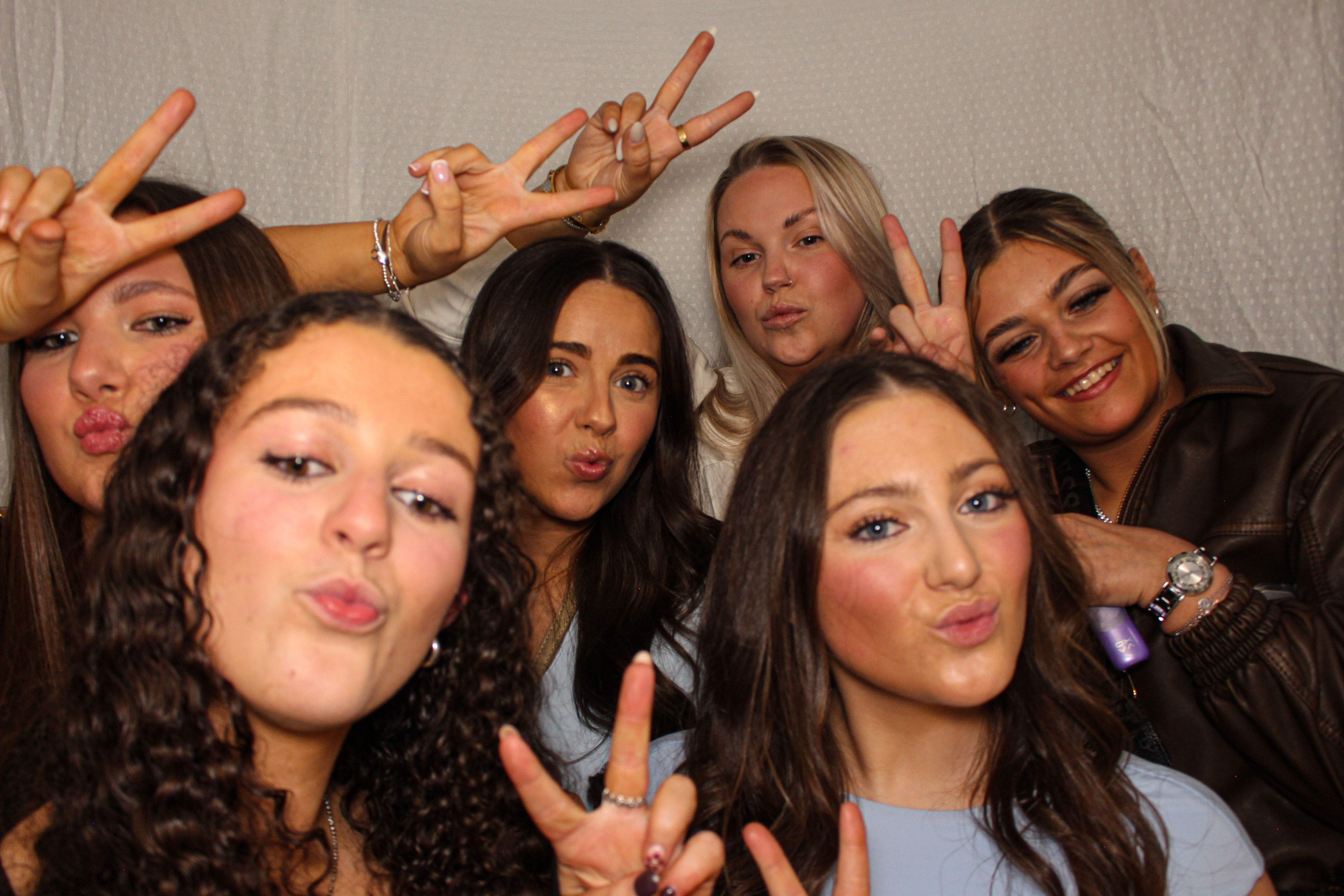 Hannah & Izzy's 18th Birthday Party | View more photos from the event at gallery.capturecube.co.uk/u/Capture-Cube/Hannah-Izzys-18th-Birthday-Party