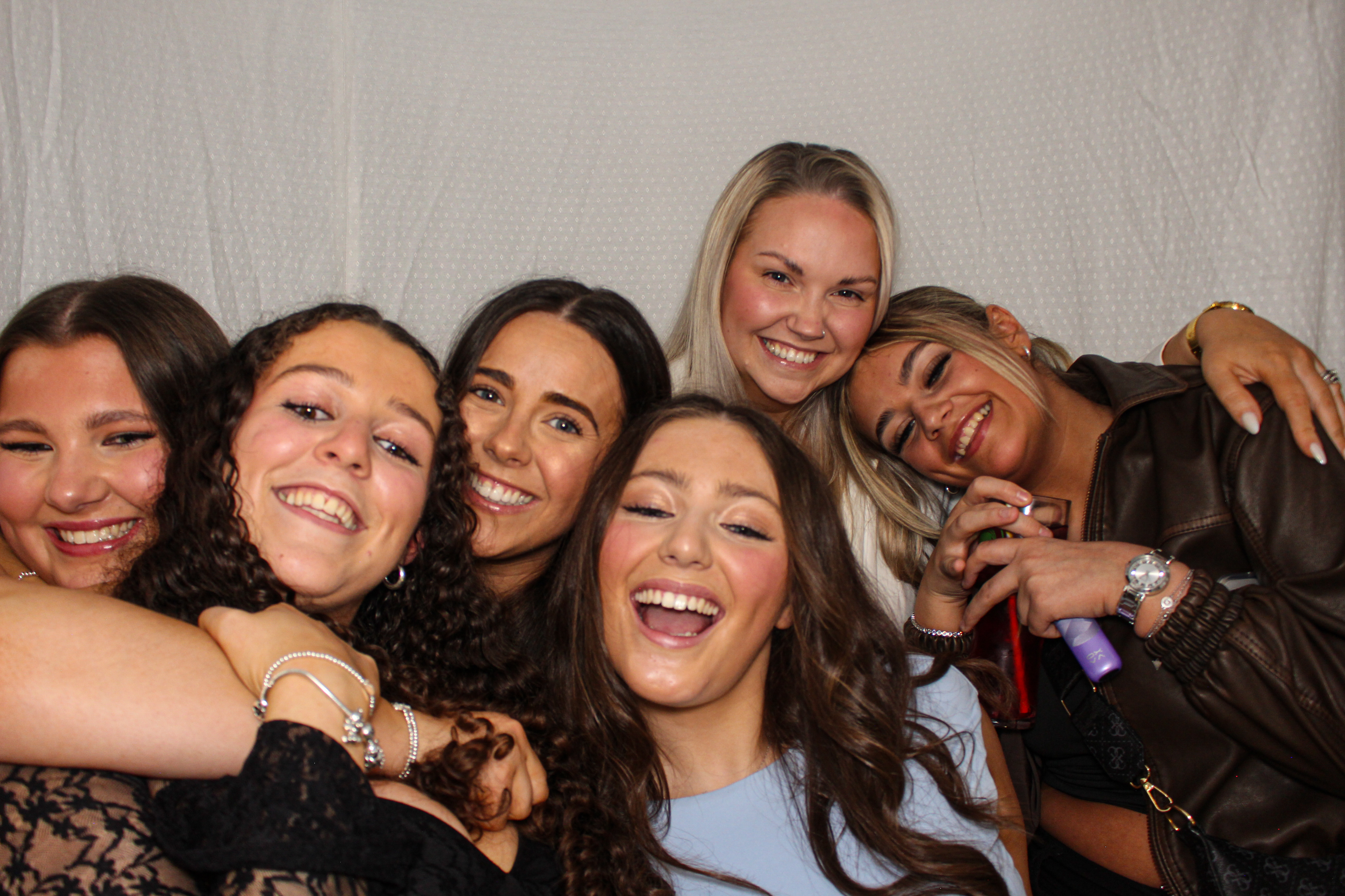 Hannah & Izzy's 18th Birthday Party | View more photos from the event at gallery.capturecube.co.uk/u/Capture-Cube/Hannah-Izzys-18th-Birthday-Party