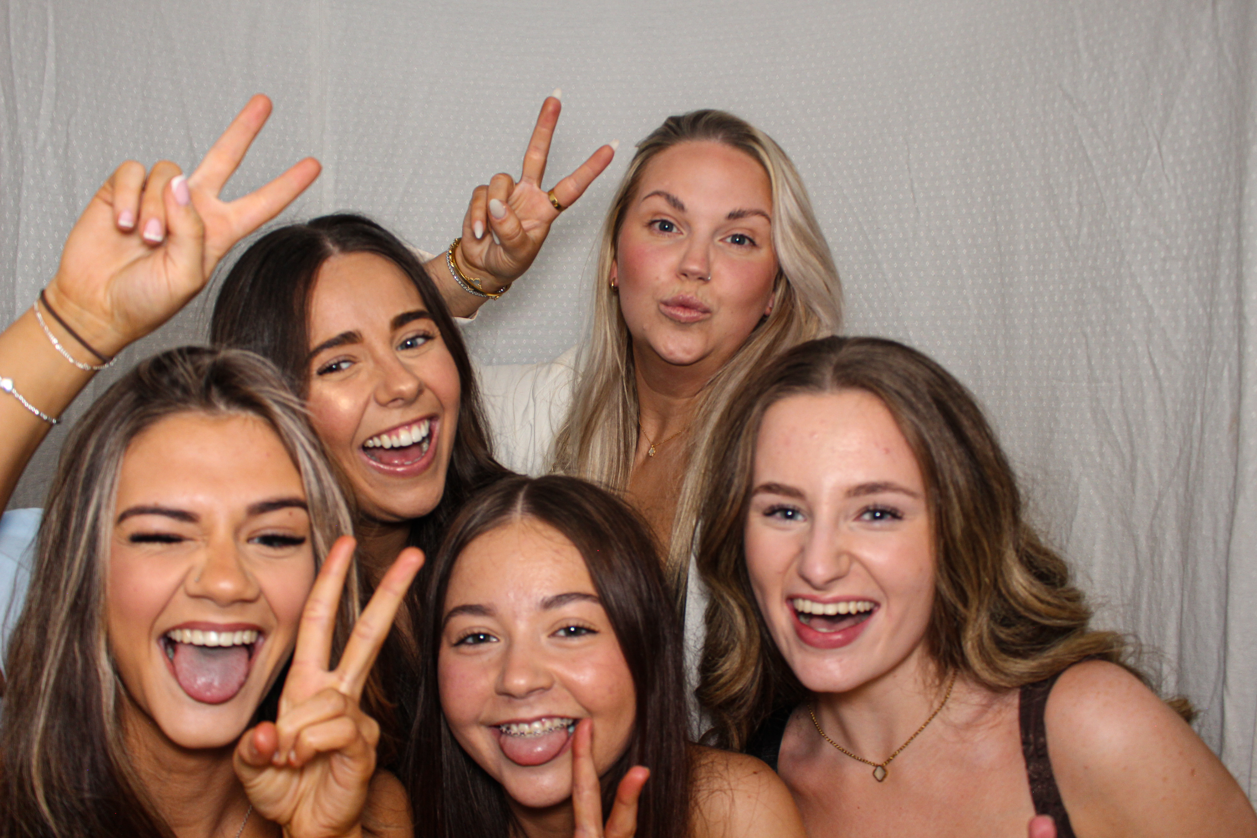 Hannah & Izzy's 18th Birthday Party | View more photos from the event at gallery.capturecube.co.uk/u/Capture-Cube/Hannah-Izzys-18th-Birthday-Party