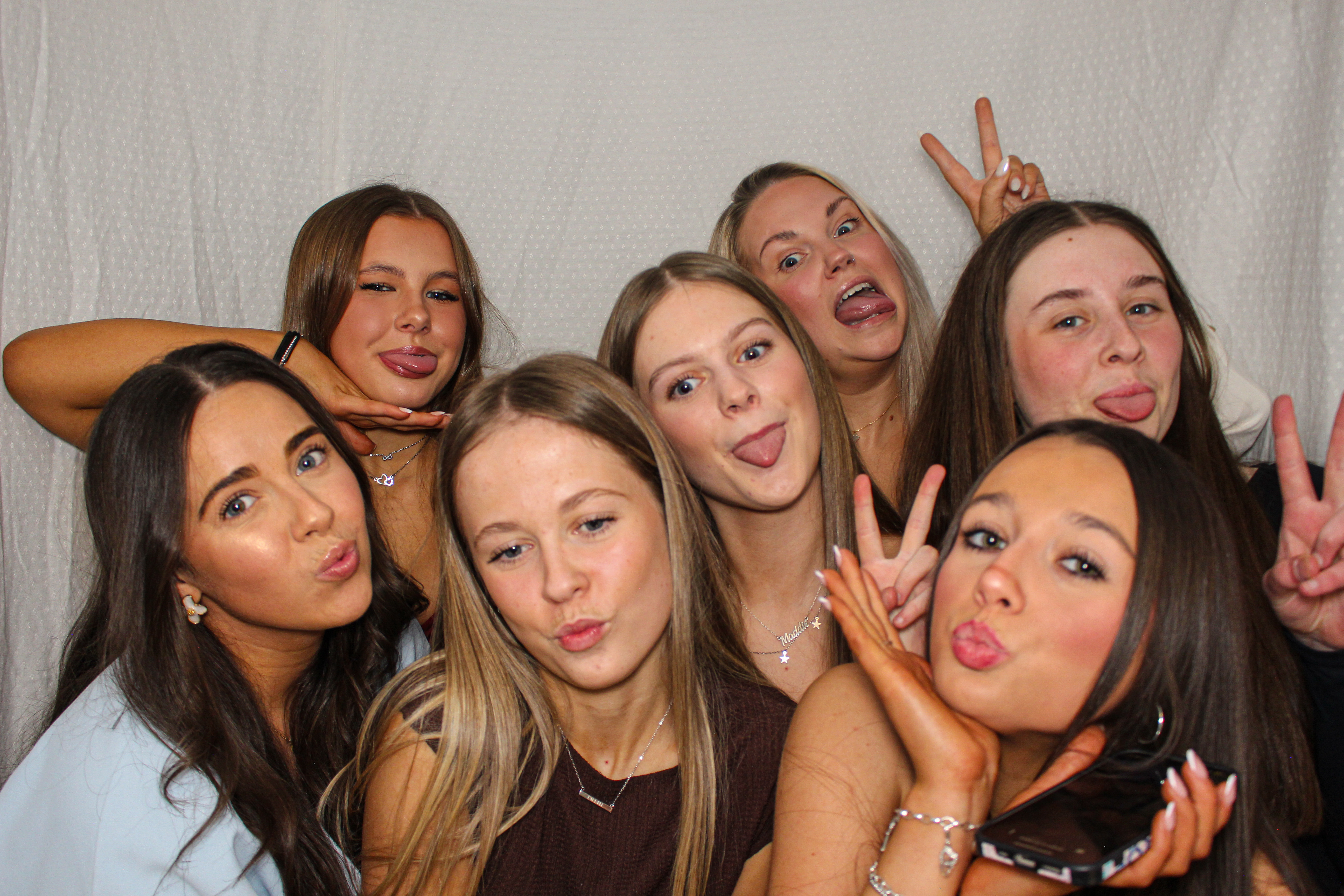 Hannah & Izzy's 18th Birthday Party | View more photos from the event at gallery.capturecube.co.uk/u/Capture-Cube/Hannah-Izzys-18th-Birthday-Party