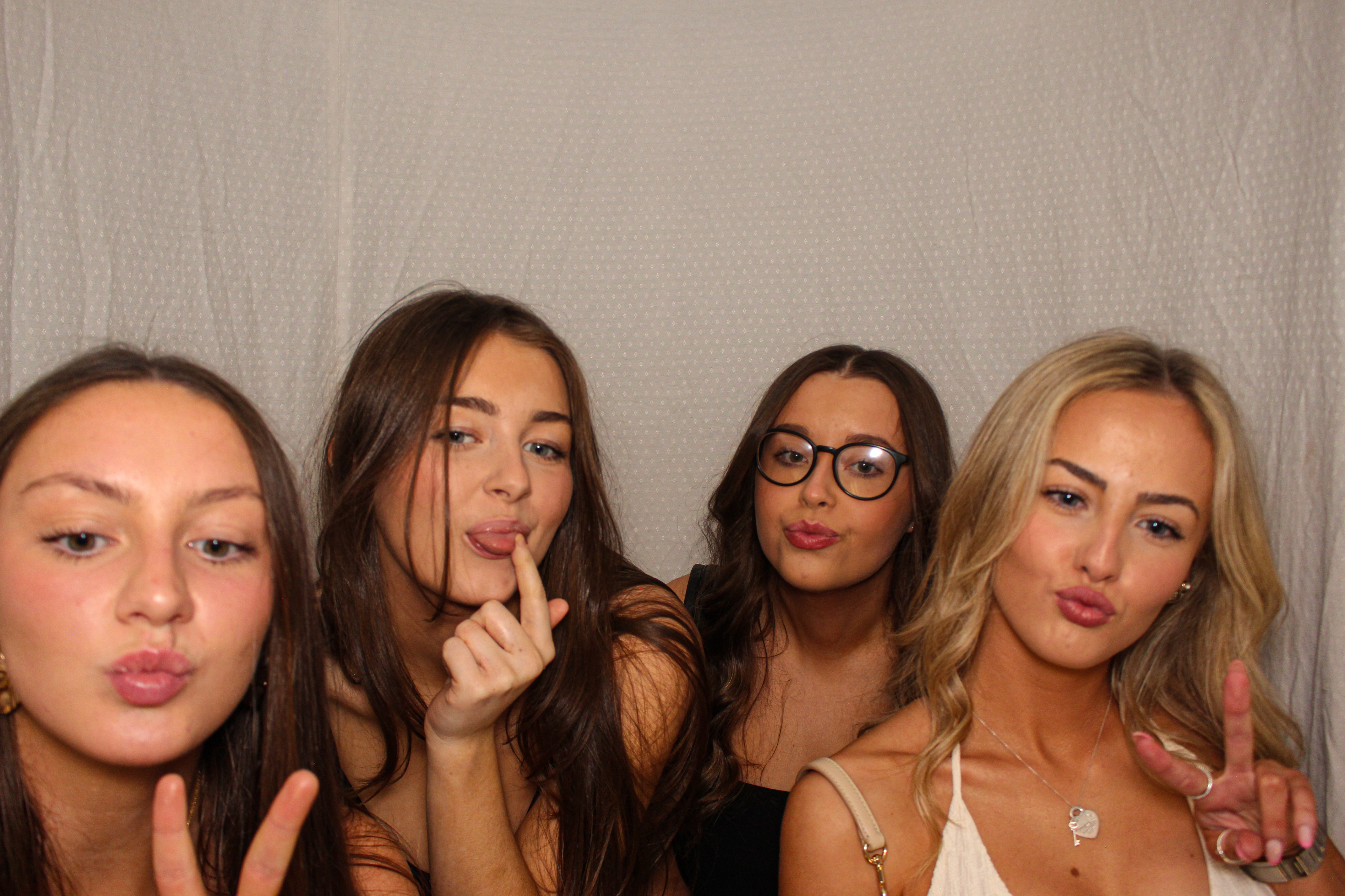 Hannah & Izzy's 18th Birthday Party | View more photos from the event at gallery.capturecube.co.uk/u/Capture-Cube/Hannah-Izzys-18th-Birthday-Party