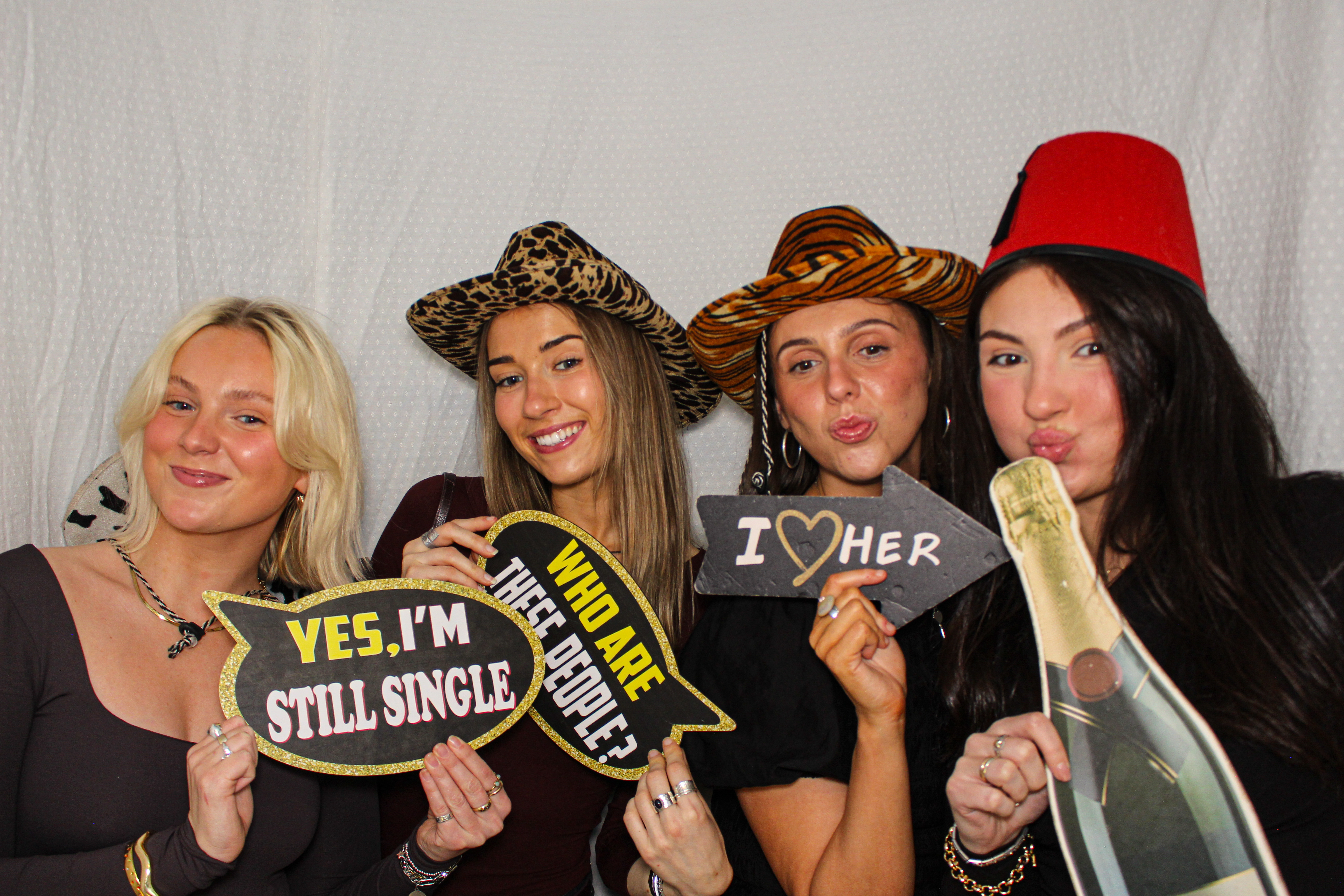 Hannah & Izzy's 18th Birthday Party | View more photos from the event at gallery.capturecube.co.uk/u/Capture-Cube/Hannah-Izzys-18th-Birthday-Party