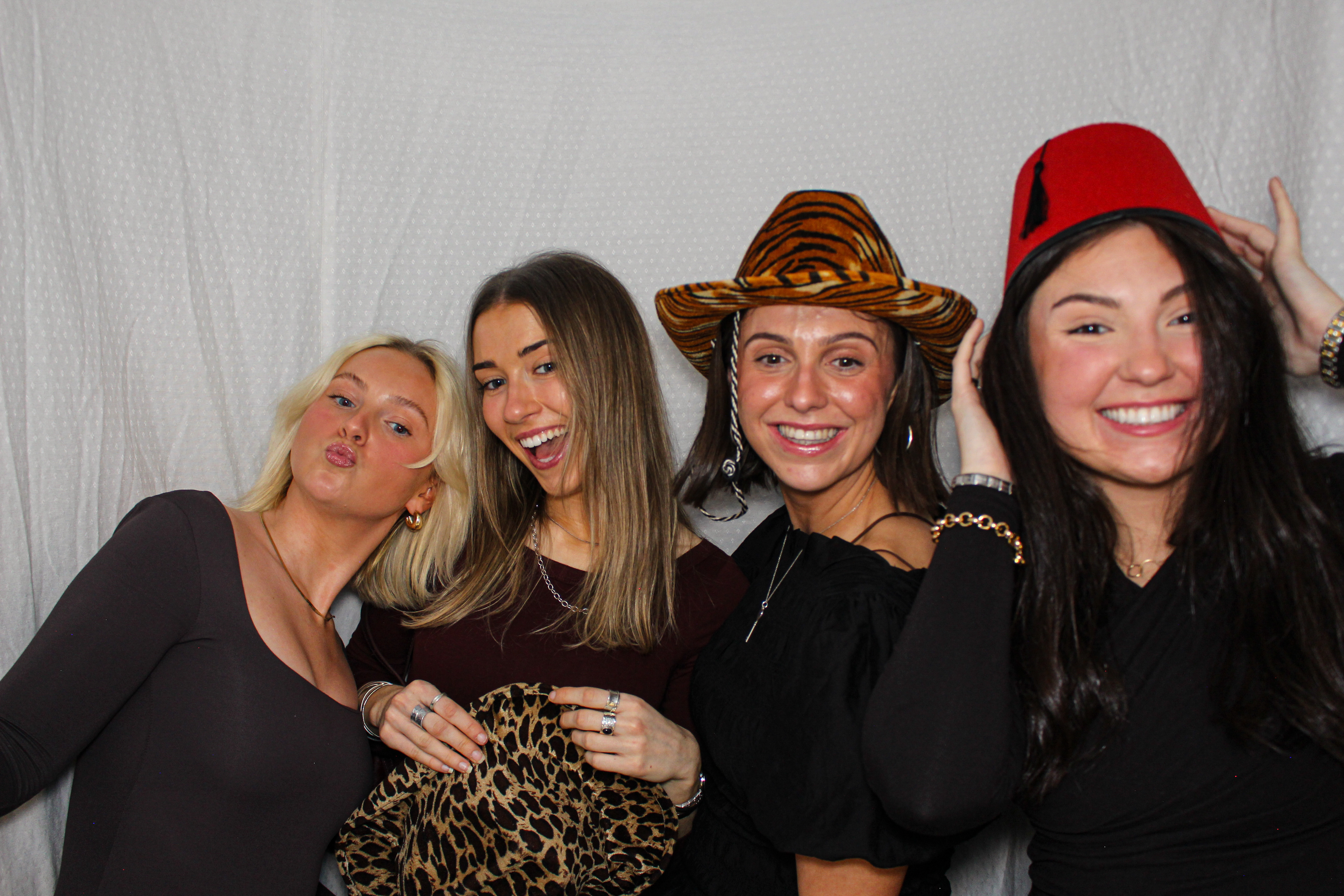 Hannah & Izzy's 18th Birthday Party | View more photos from the event at gallery.capturecube.co.uk/u/Capture-Cube/Hannah-Izzys-18th-Birthday-Party