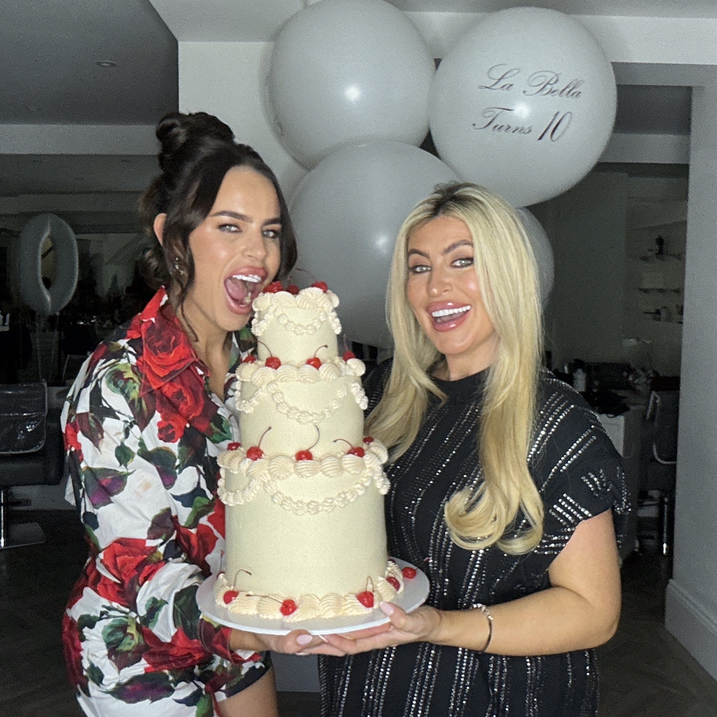 La Bella Turns 10 | View more photos from the event at gallery.liverpoolselfiemirror.co.uk/u/LiverpoolSelfieMirror/La-Bella-Turns-10