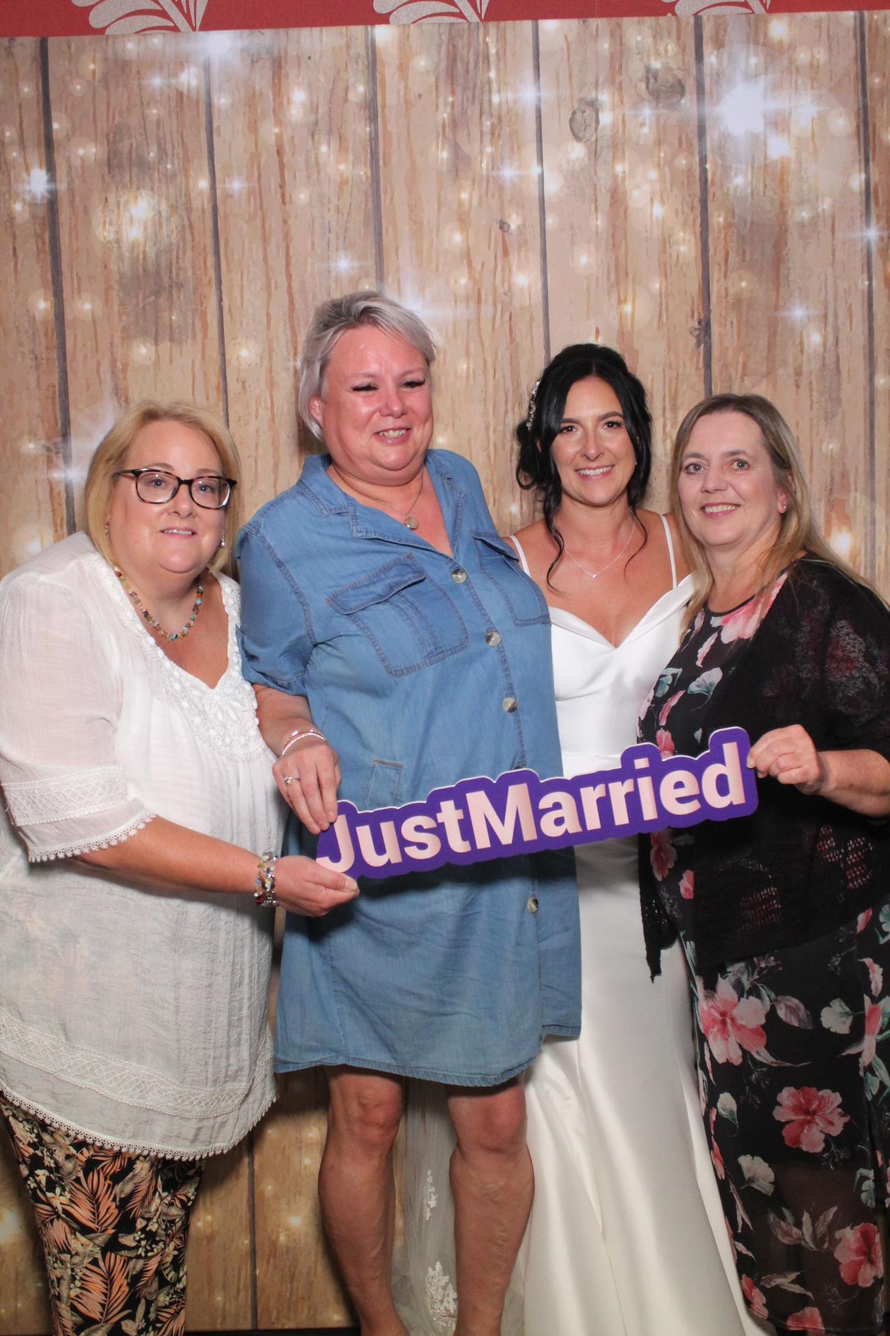 Chris & Sam  | View more photos from the event at gallery.magicimages.uk/u/MagicImages/Chris-Sam