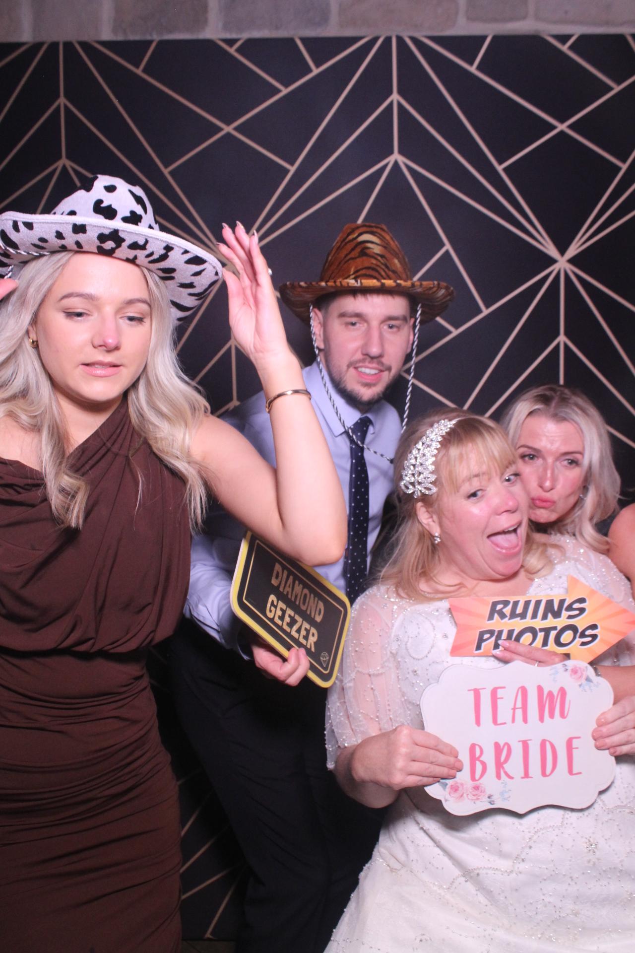 Jay & Laura  | View more photos from the event at gallery.magicimages.uk/u/MagicImages/Jay-Laura