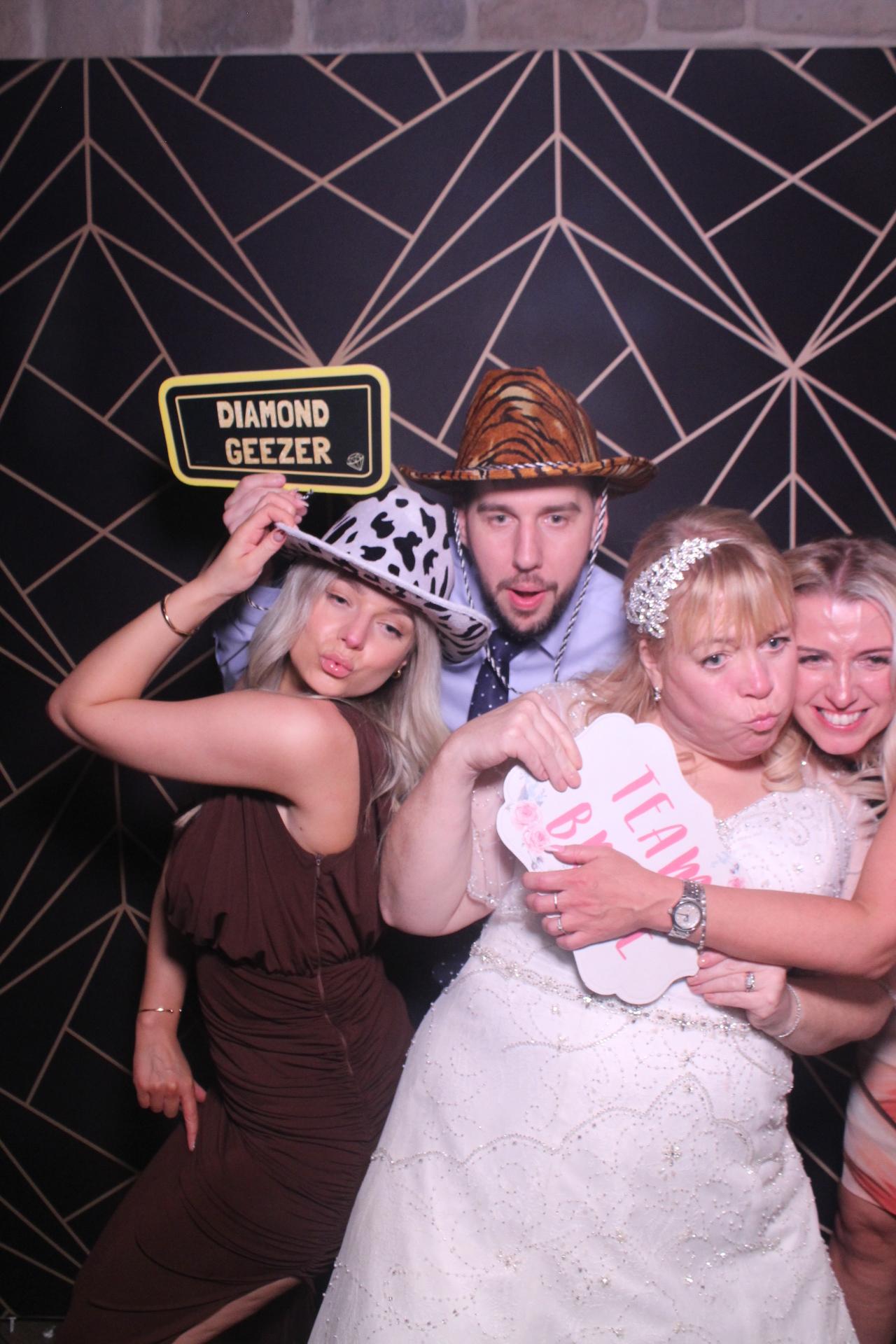 Jay & Laura  | View more photos from the event at gallery.magicimages.uk/u/MagicImages/Jay-Laura