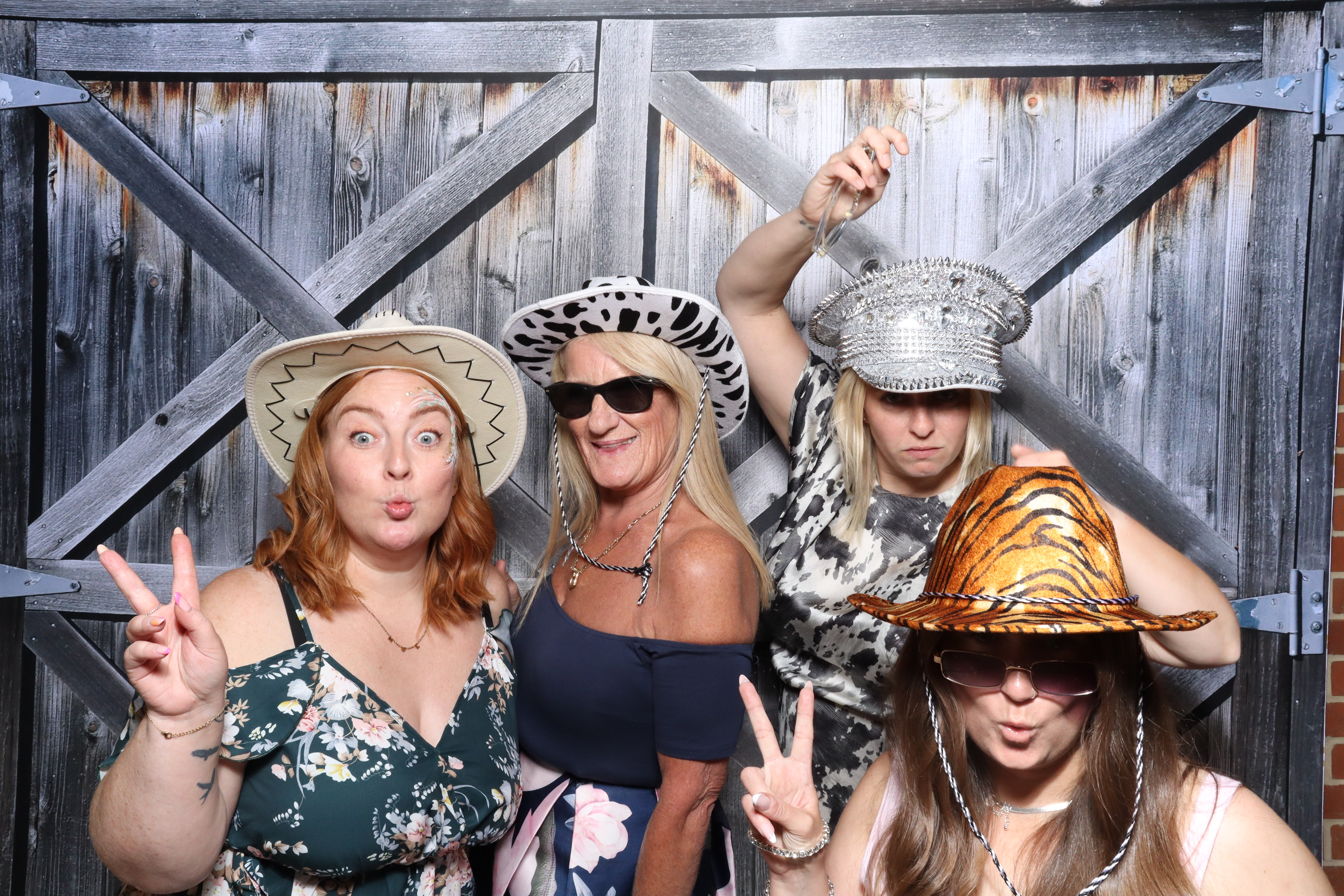 Kerry & Rob  | View more photos from the event at gallery.magicimages.uk/u/MagicImages/Kerry-Rob