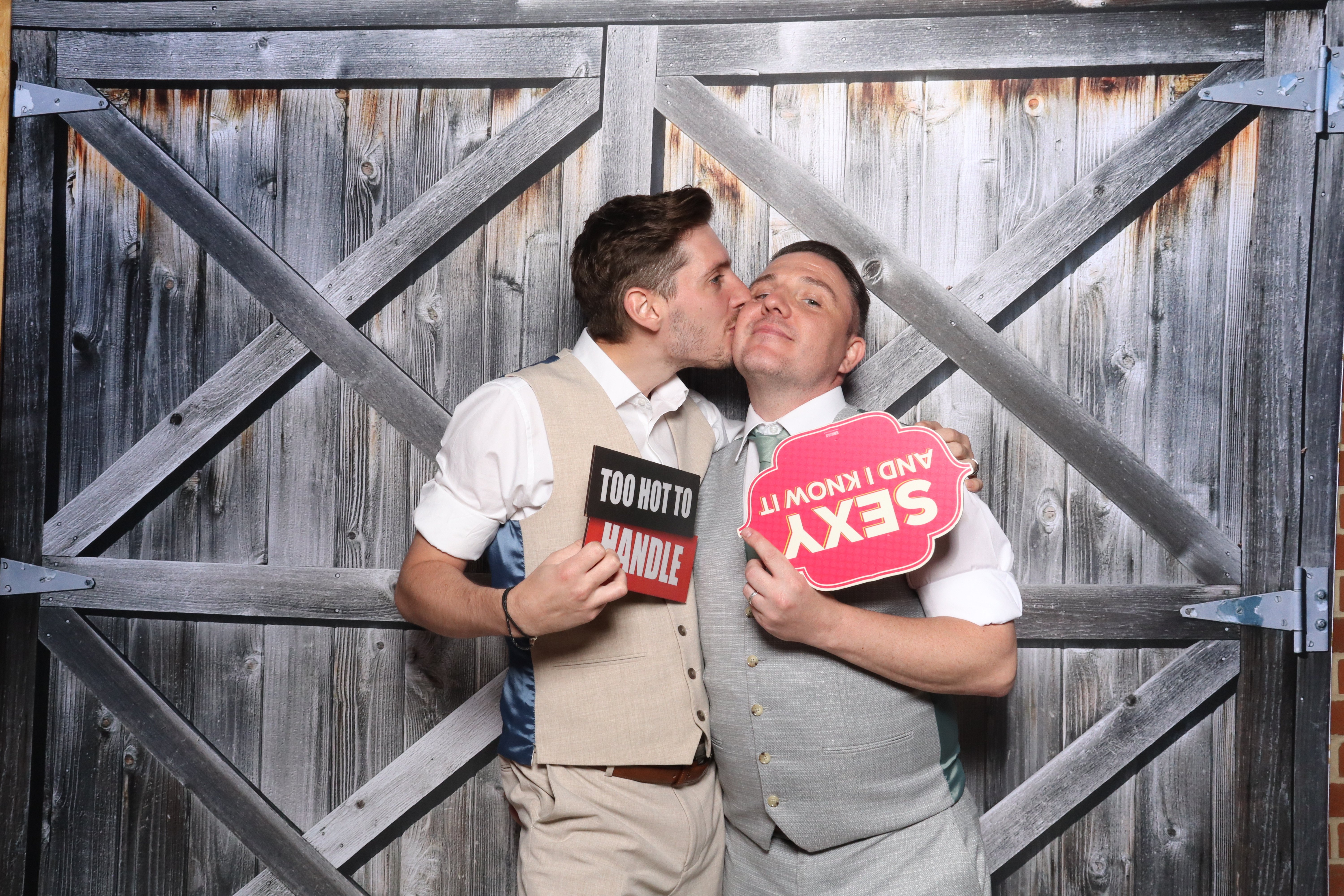 Kerry & Rob  | View more photos from the event at gallery.magicimages.uk/u/MagicImages/Kerry-Rob