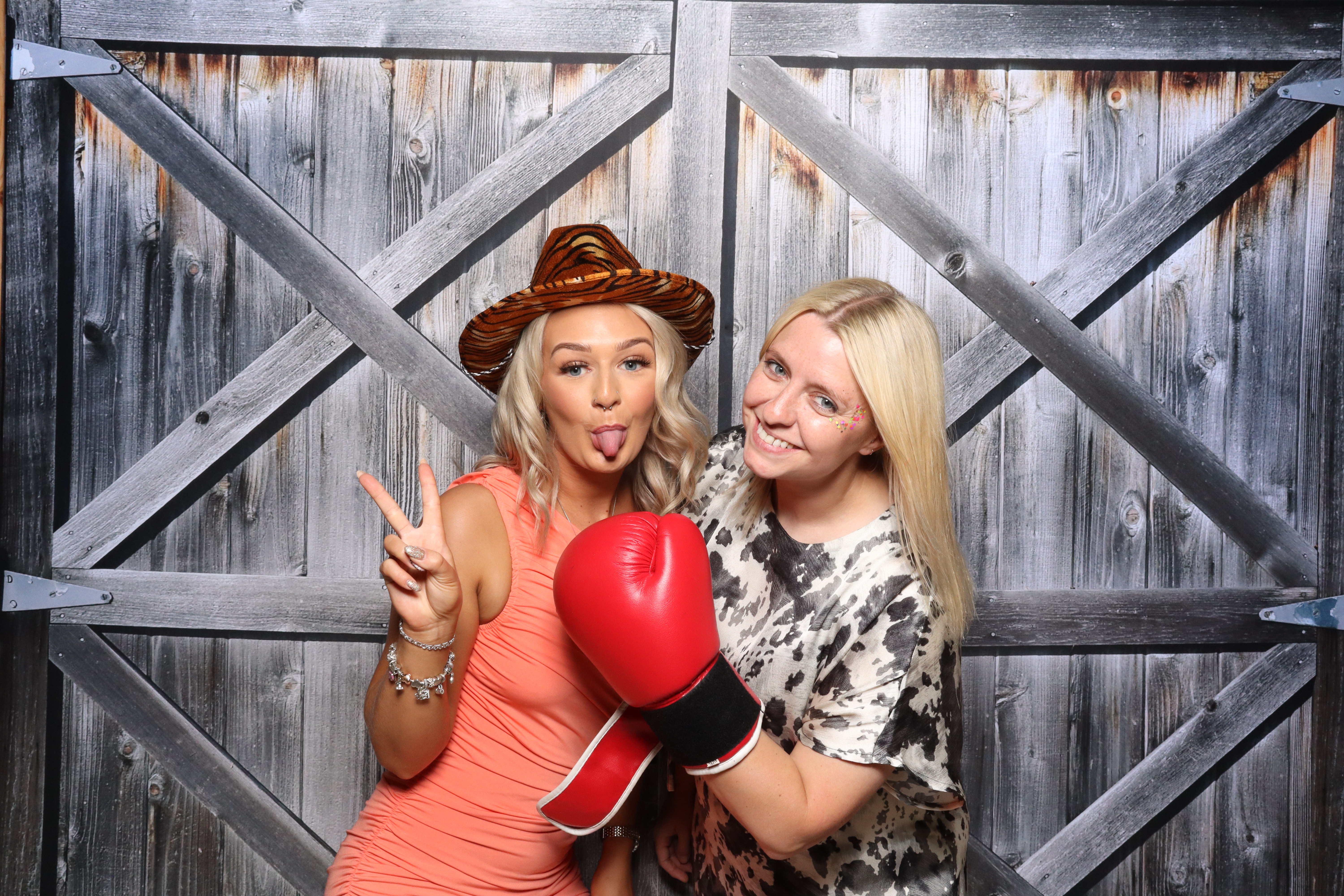 Kerry & Rob  | View more photos from the event at gallery.magicimages.uk/u/MagicImages/Kerry-Rob