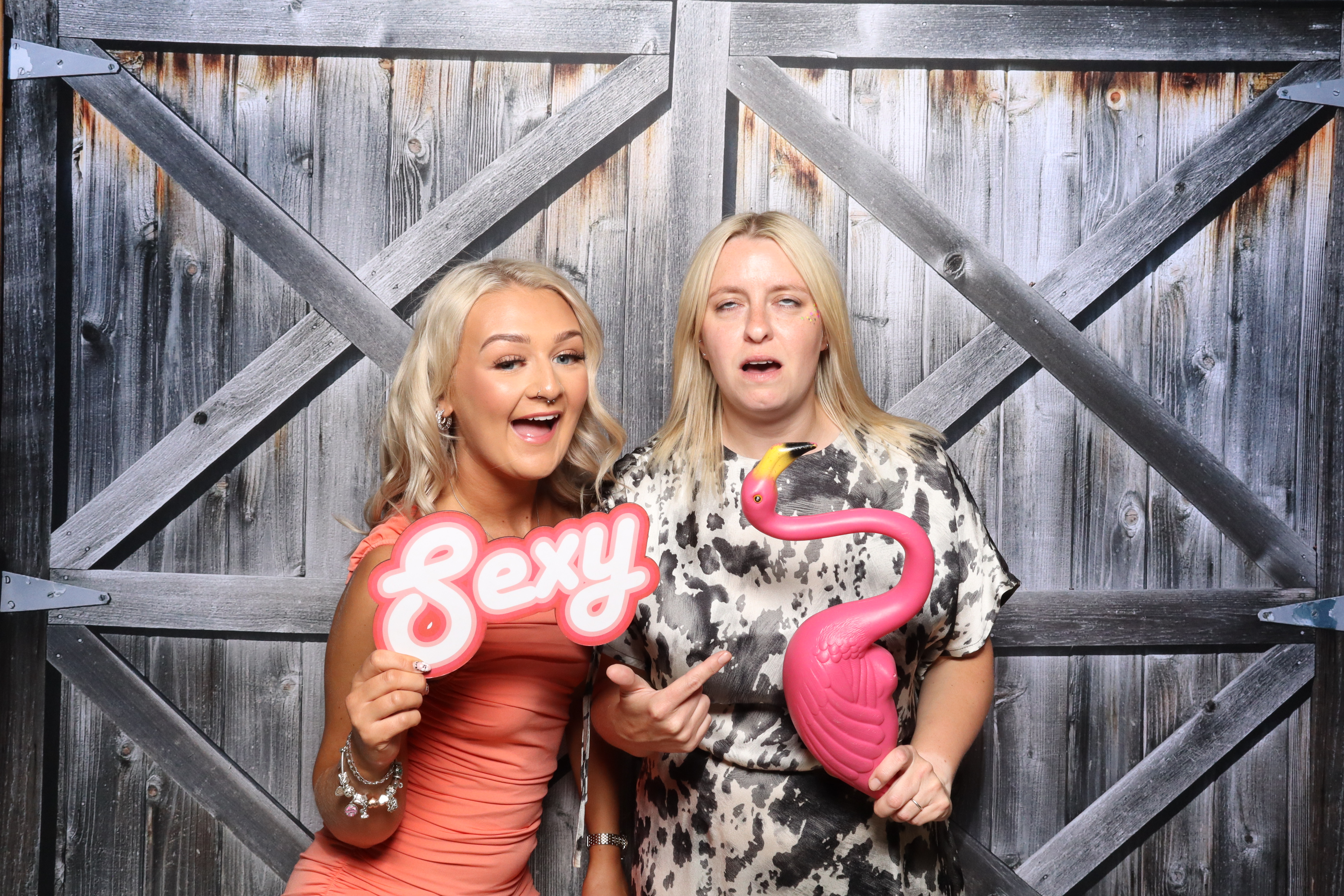 Kerry & Rob  | View more photos from the event at gallery.magicimages.uk/u/MagicImages/Kerry-Rob