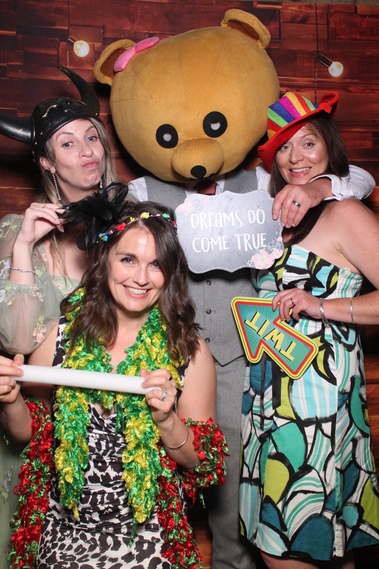 Lucy & Mark  | View more photos from the event at gallery.magicimages.uk/u/MagicImages/Lucy-Mark