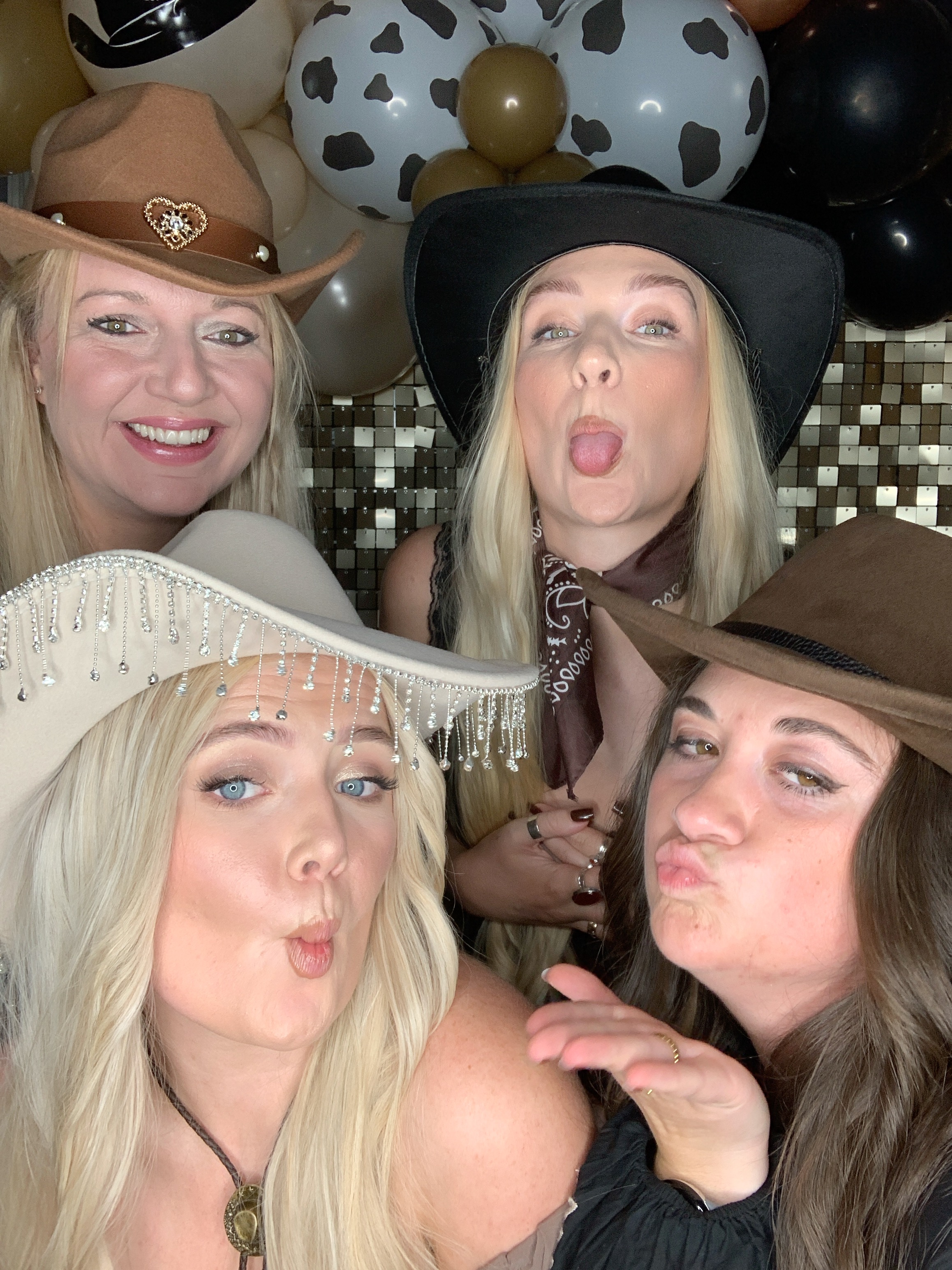 Saltmarshe Staff party  | View more photos from the event at gallery.magicimages.uk/u/MagicImages/Saltmarshe-Staff-party