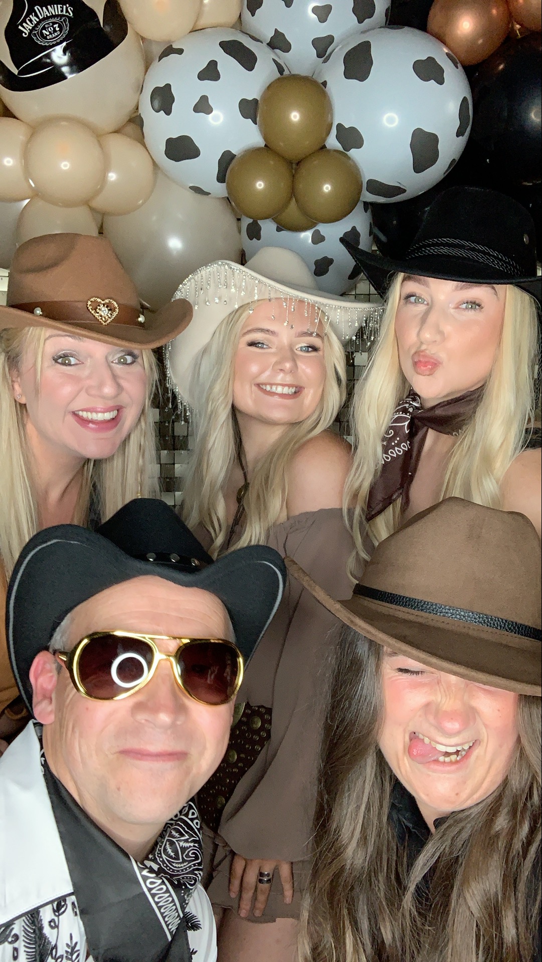 Saltmarshe Staff party  | View more photos from the event at gallery.magicimages.uk/u/MagicImages/Saltmarshe-Staff-party