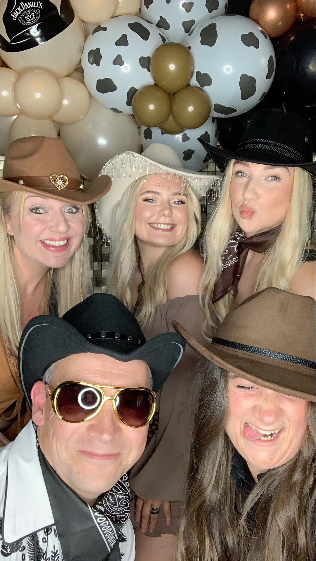 Saltmarshe Staff party  | View more photos from the event at gallery.magicimages.uk/u/MagicImages/Saltmarshe-Staff-party