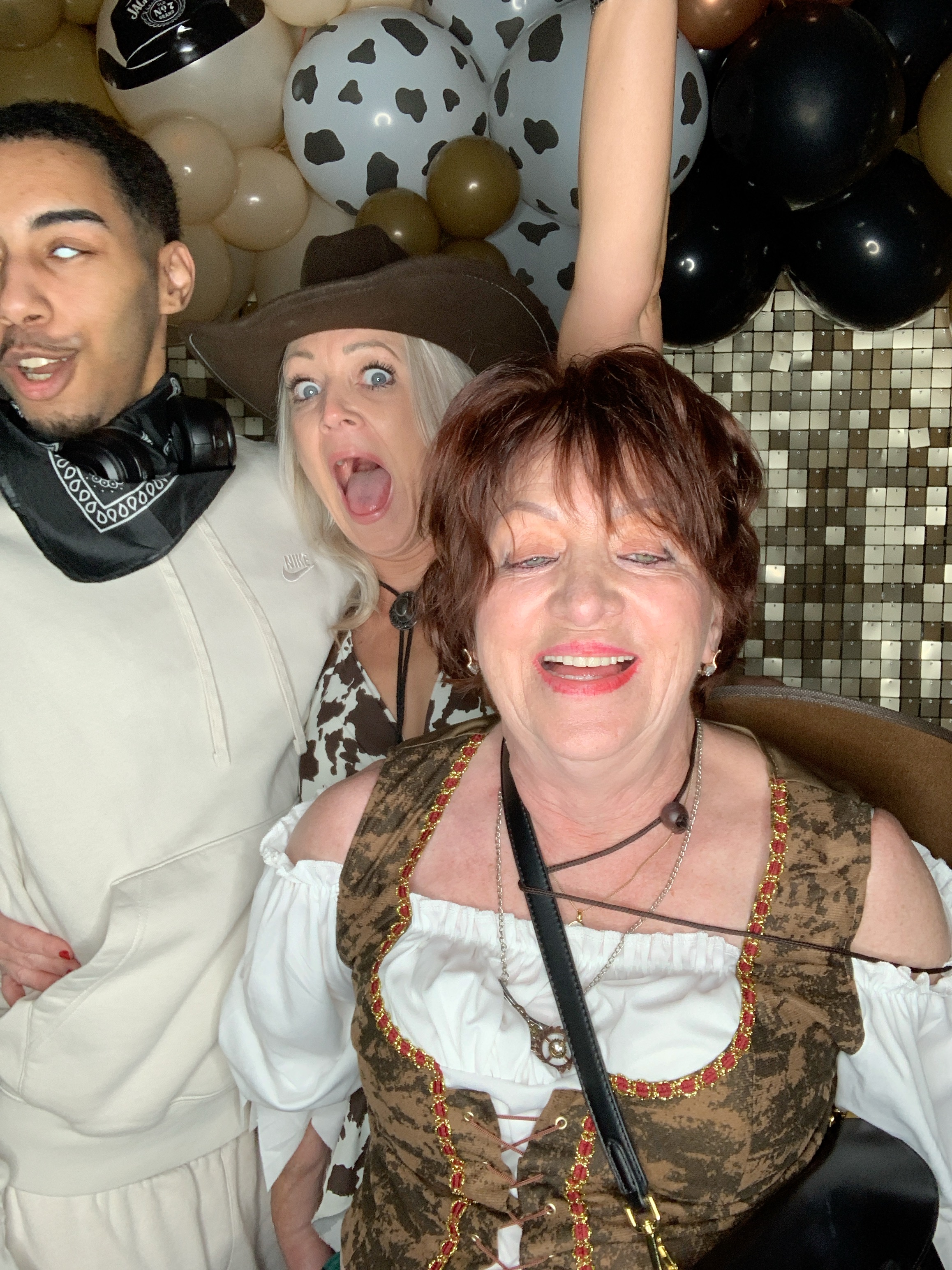 Saltmarshe Staff party  | View more photos from the event at gallery.magicimages.uk/u/MagicImages/Saltmarshe-Staff-party