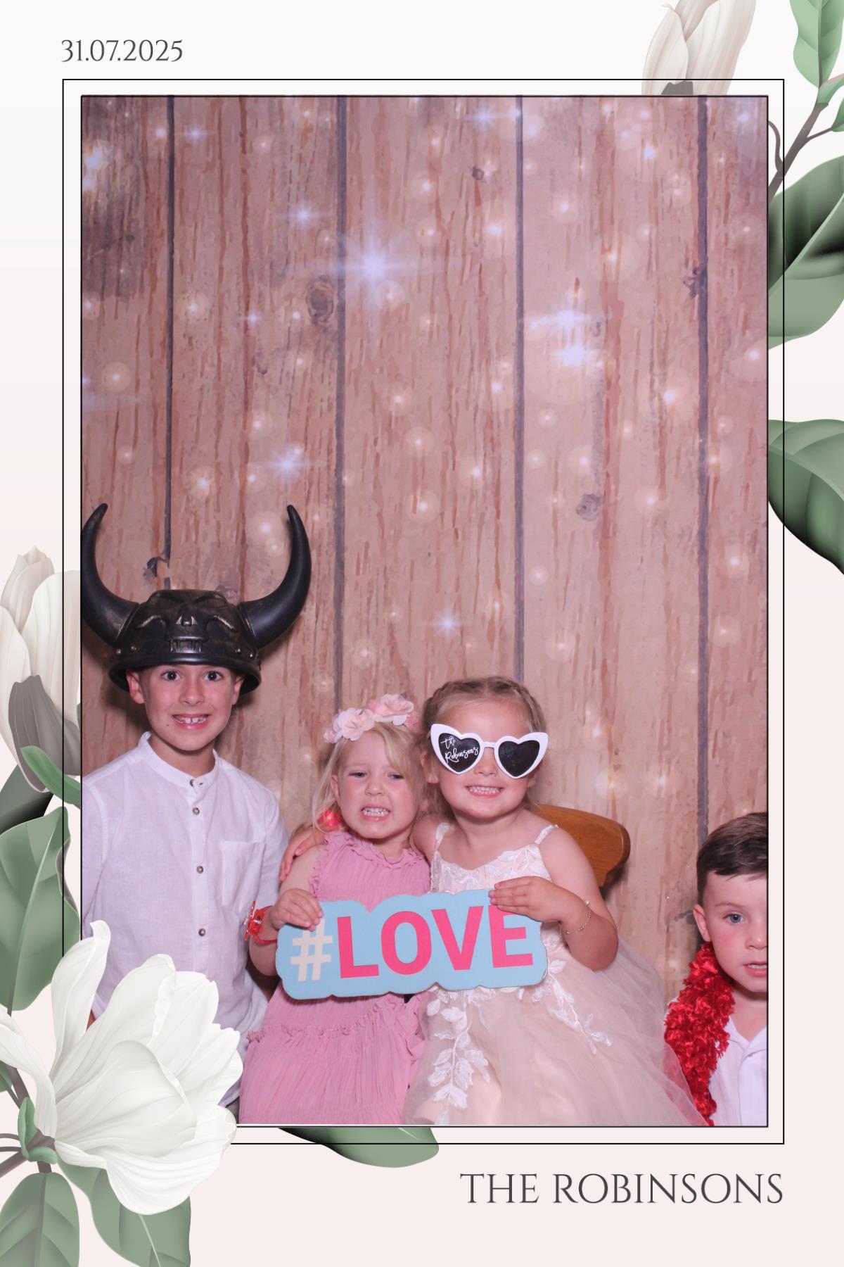 The Robinsons | View more photos from the event at gallery.magicimages.uk/u/MagicImages/The-Robinsons