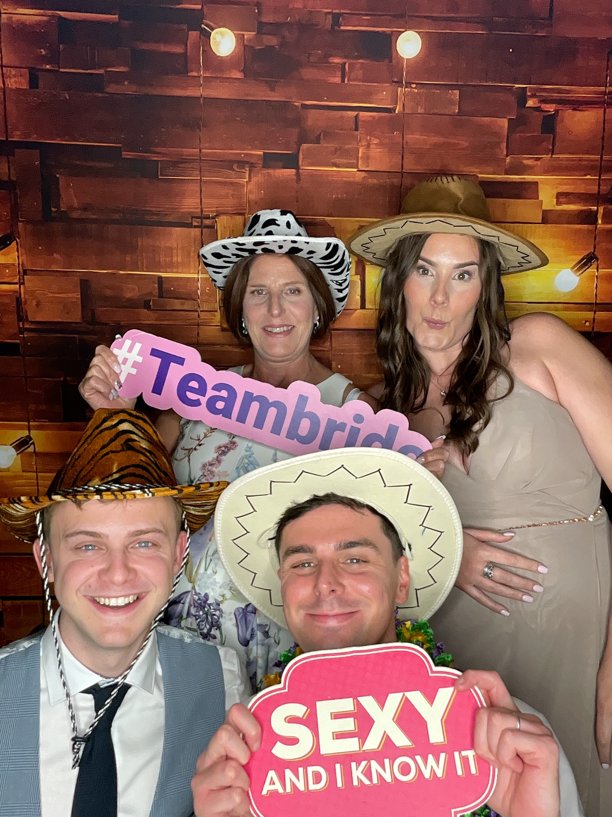 Thomas & Poppy  | View more photos from the event at gallery.magicimages.uk/u/MagicImages/Thomas-Poppy