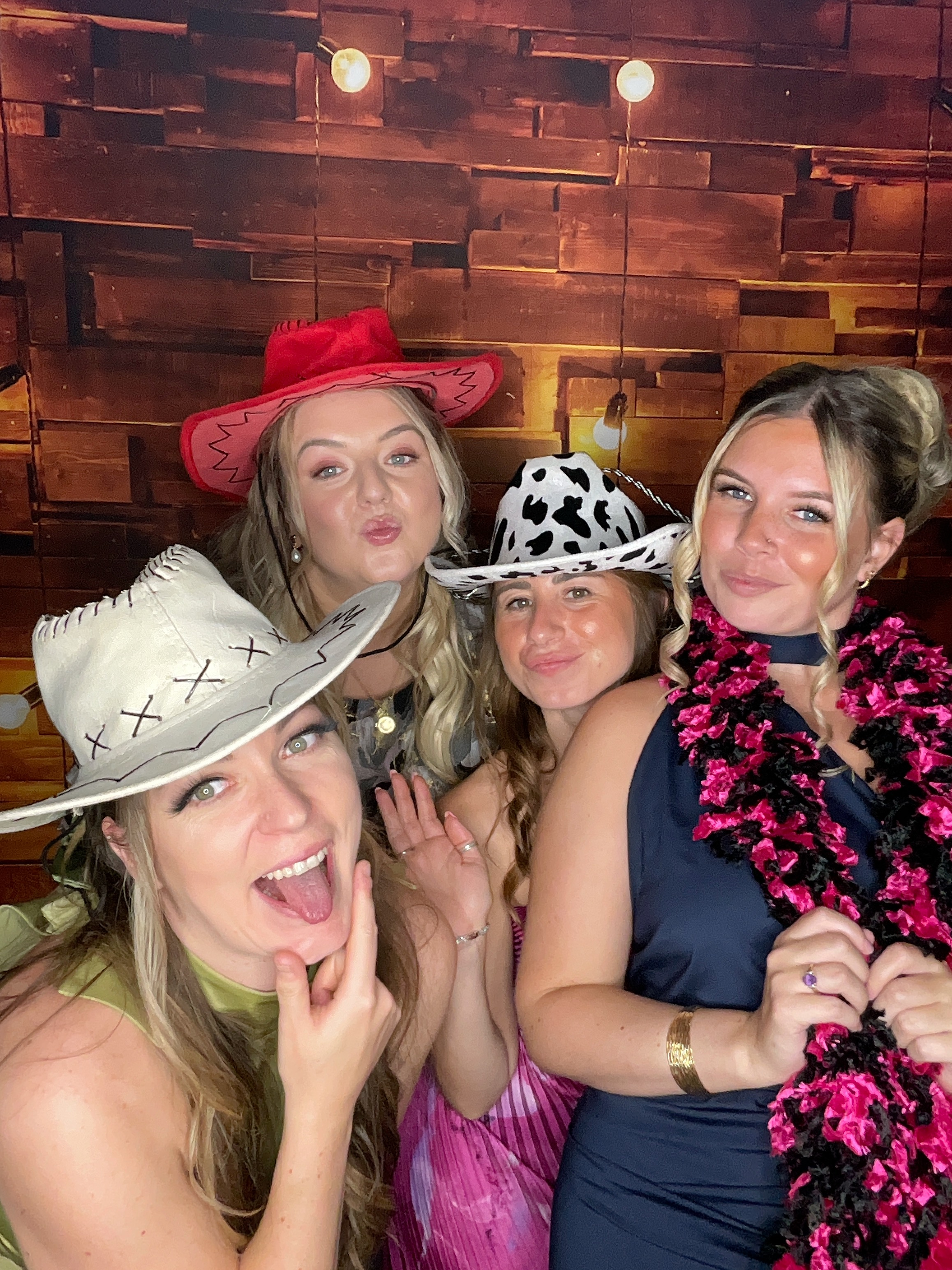 Thomas & Poppy  | View more photos from the event at gallery.magicimages.uk/u/MagicImages/Thomas-Poppy