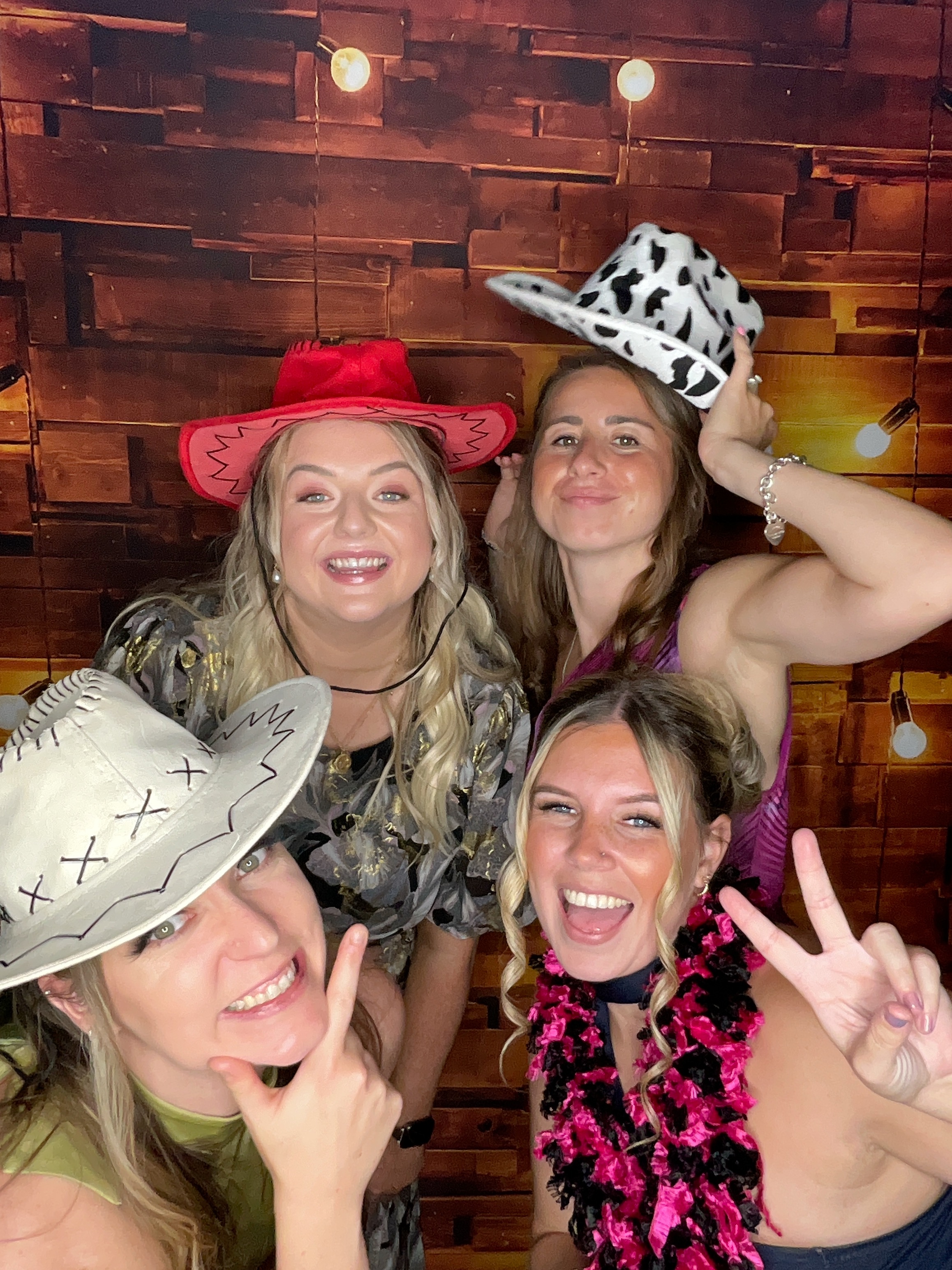 Thomas & Poppy  | View more photos from the event at gallery.magicimages.uk/u/MagicImages/Thomas-Poppy