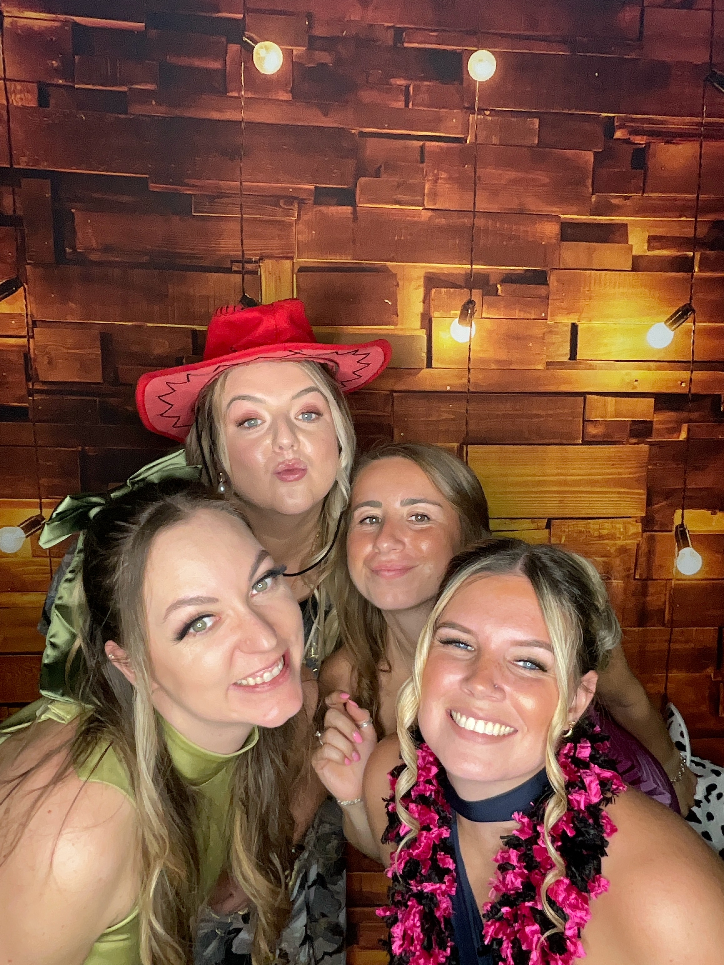 Thomas & Poppy  | View more photos from the event at gallery.magicimages.uk/u/MagicImages/Thomas-Poppy