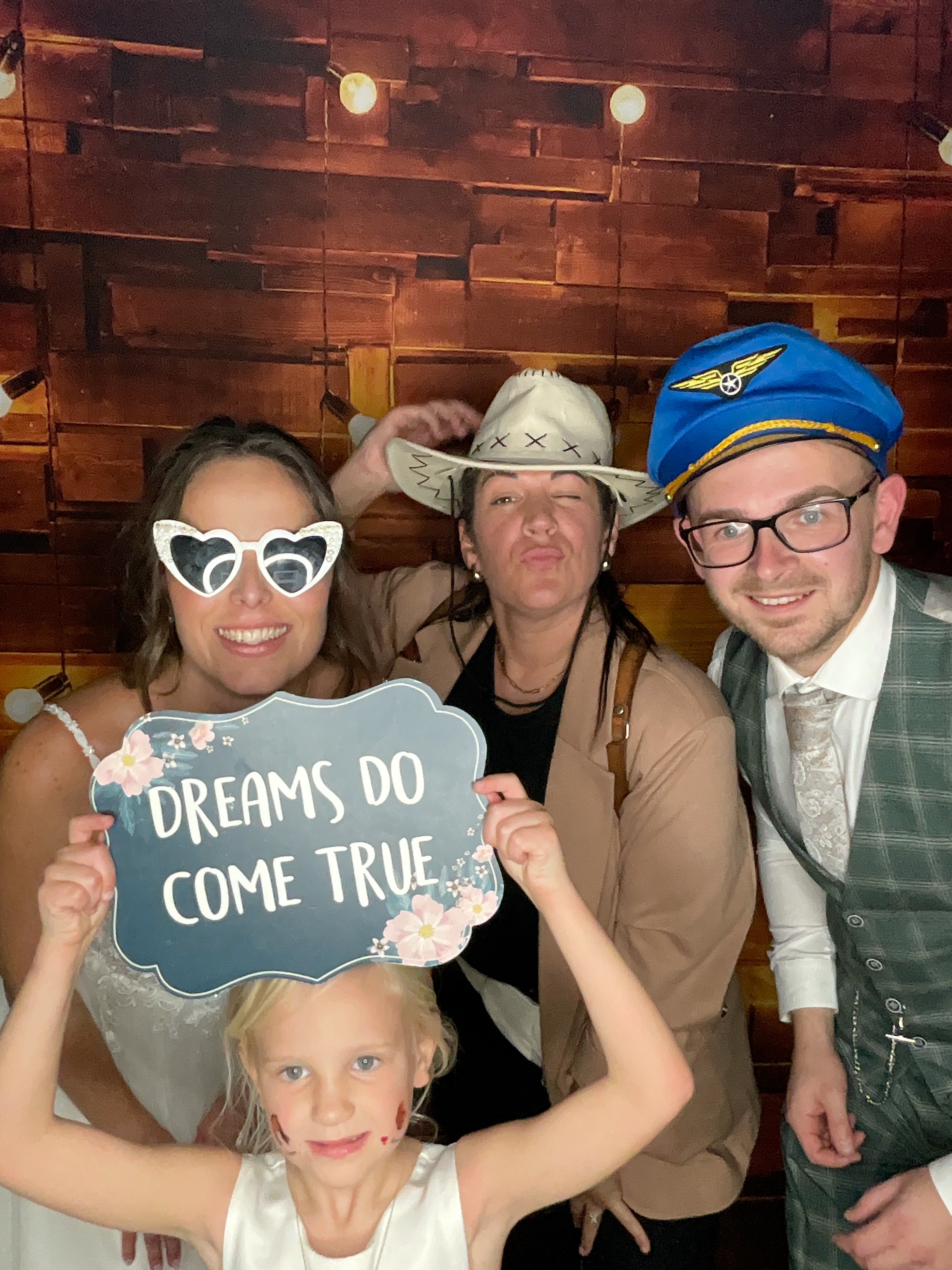 Thomas & Poppy  | View more photos from the event at gallery.magicimages.uk/u/MagicImages/Thomas-Poppy