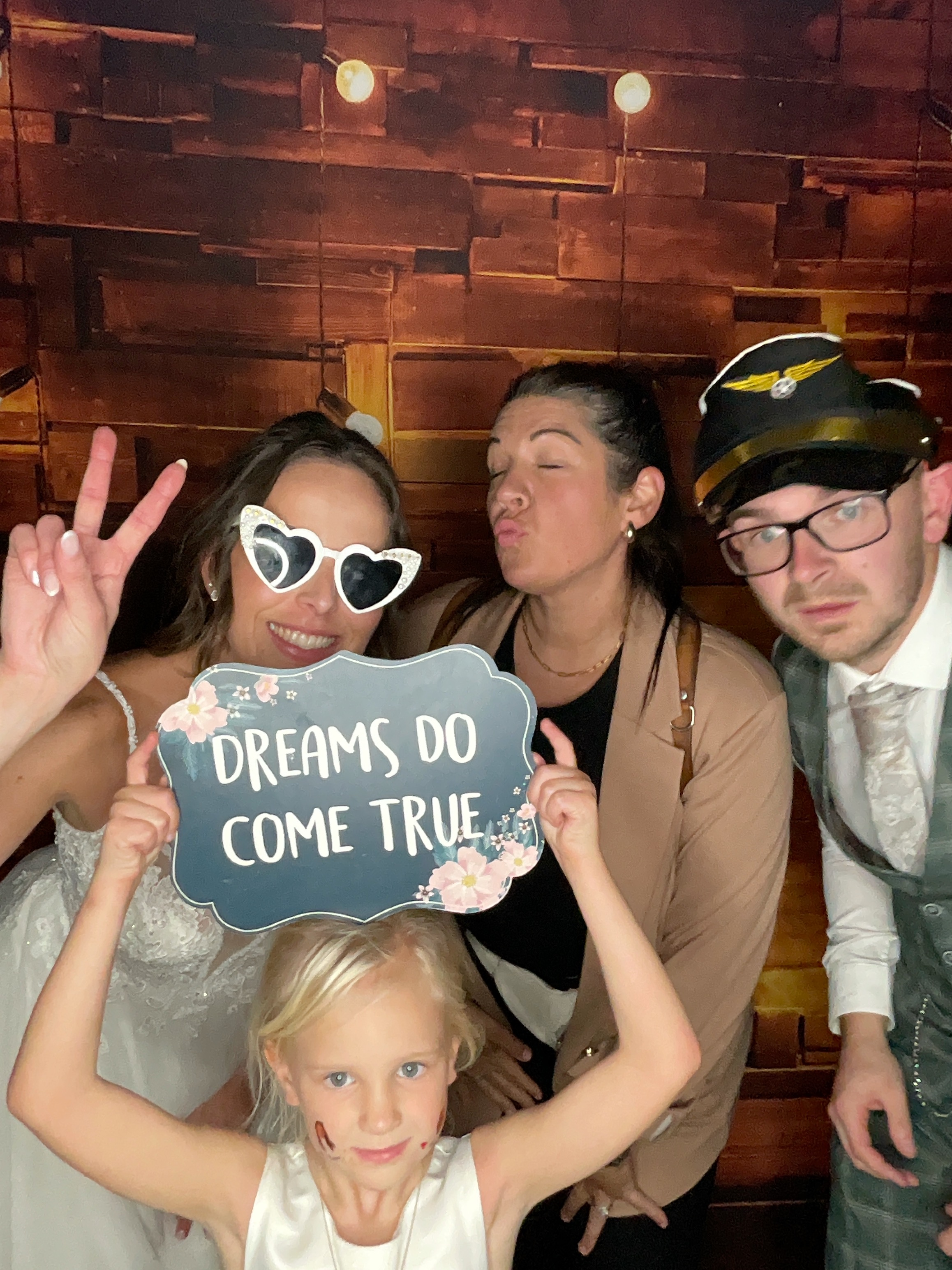 Thomas & Poppy  | View more photos from the event at gallery.magicimages.uk/u/MagicImages/Thomas-Poppy