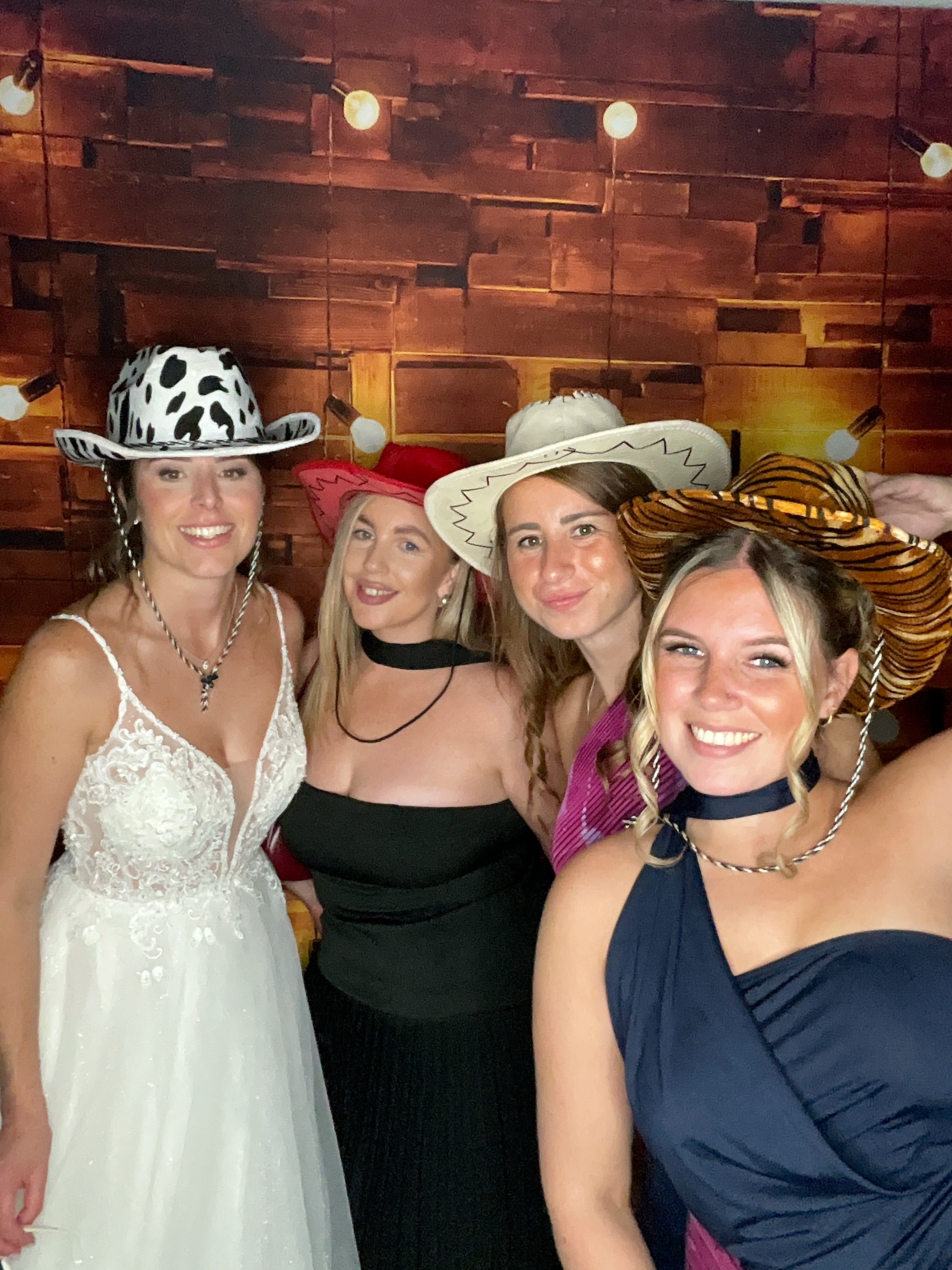 Thomas & Poppy  | View more photos from the event at gallery.magicimages.uk/u/MagicImages/Thomas-Poppy