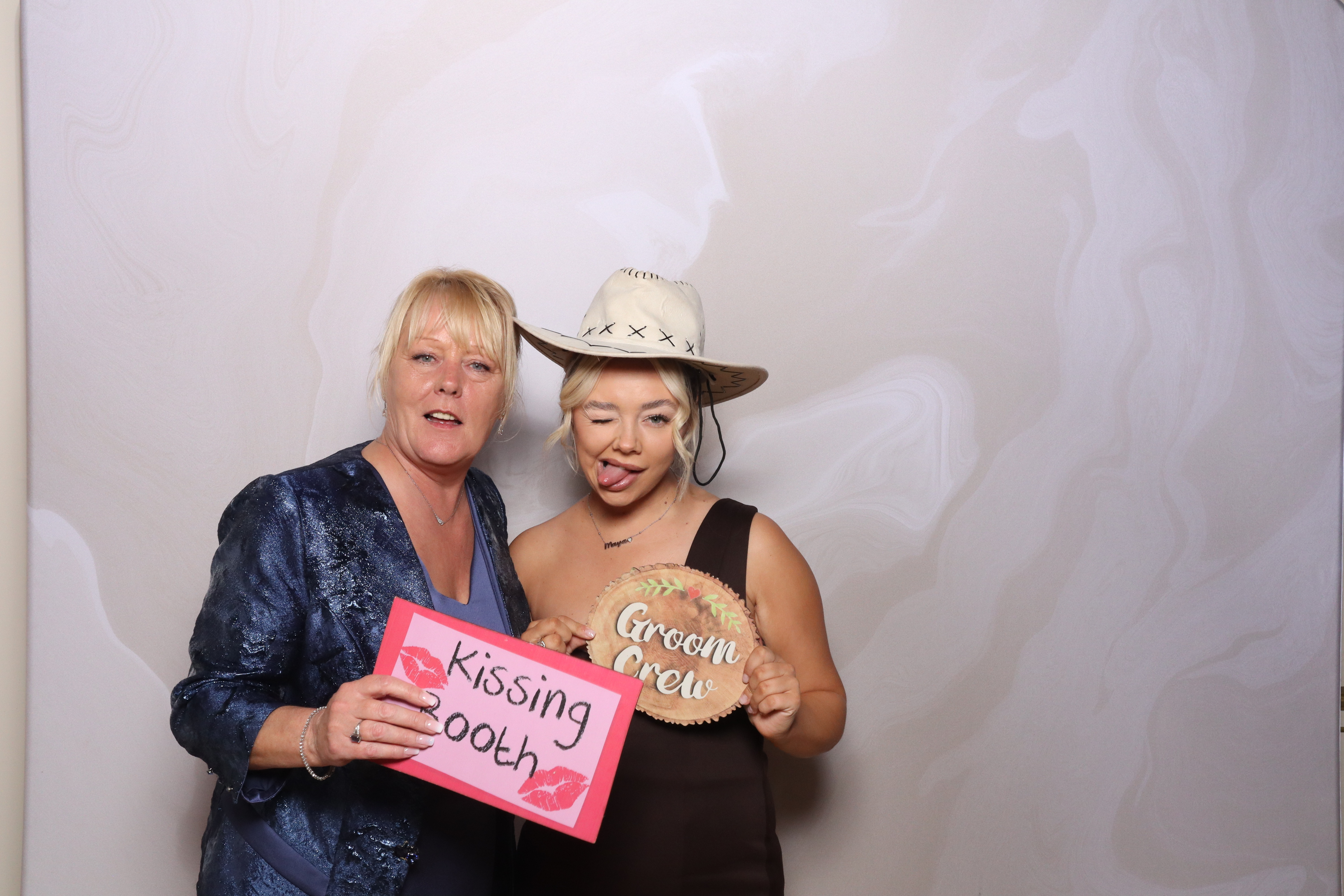 Tyrone and Anna | View more photos from the event at gallery.magicimages.uk/u/MagicImages/Tyrone-and-Anna