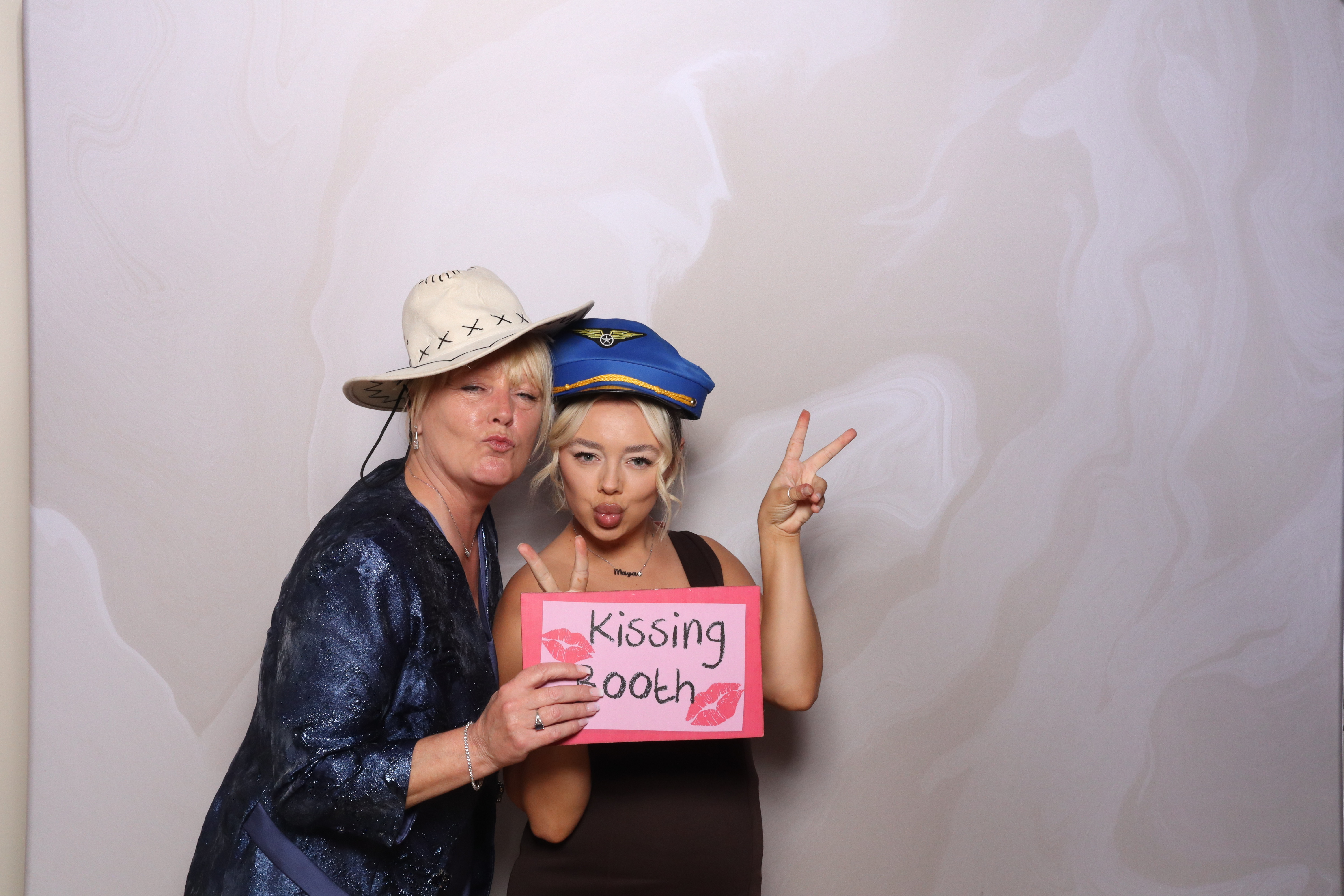 Tyrone and Anna | View more photos from the event at gallery.magicimages.uk/u/MagicImages/Tyrone-and-Anna