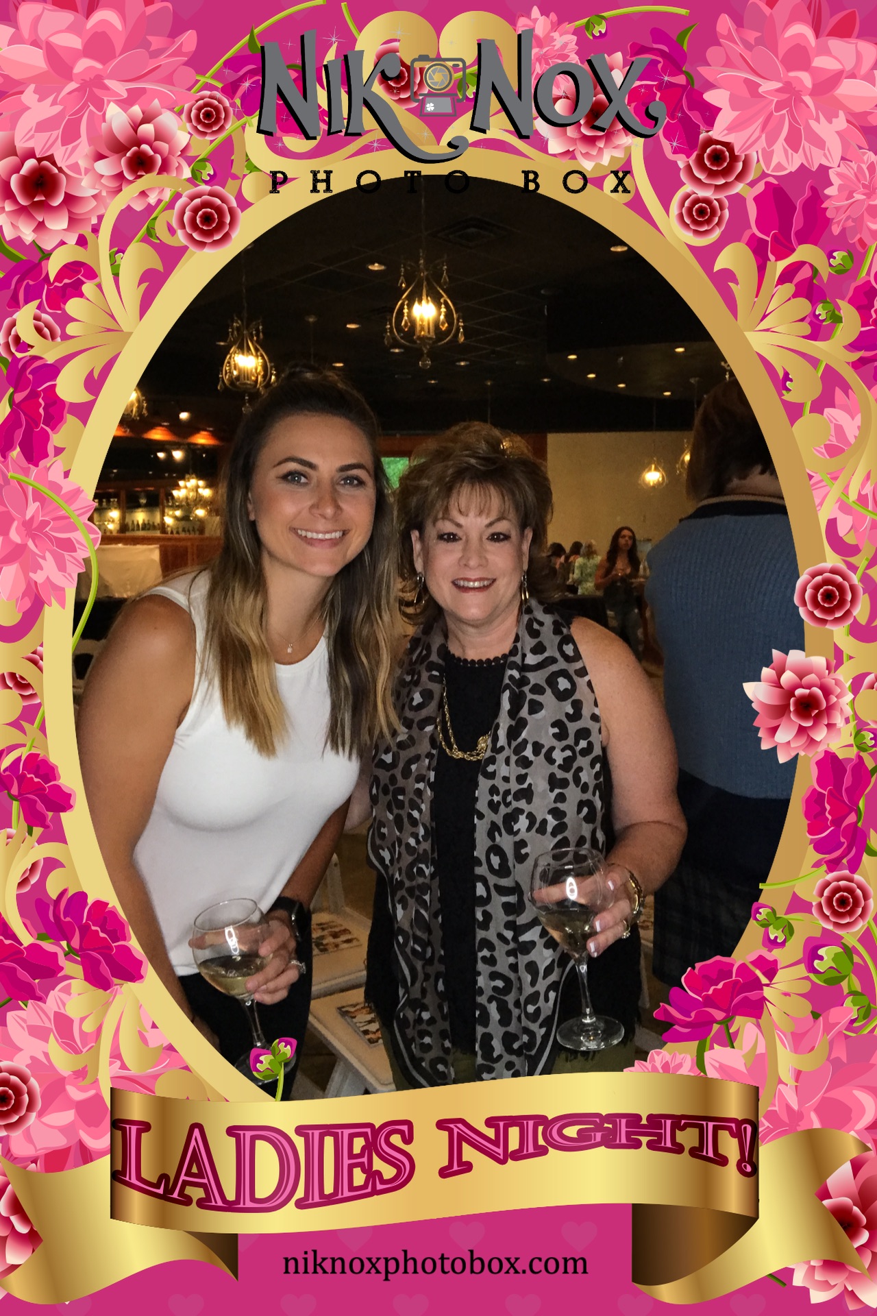 Ladies Night at Water's Edge | View more photos from the event at gallery.niknoxphotobox.com/u/NiKnox-Photo-Box/Ladies-Night-at-Waters-Edge