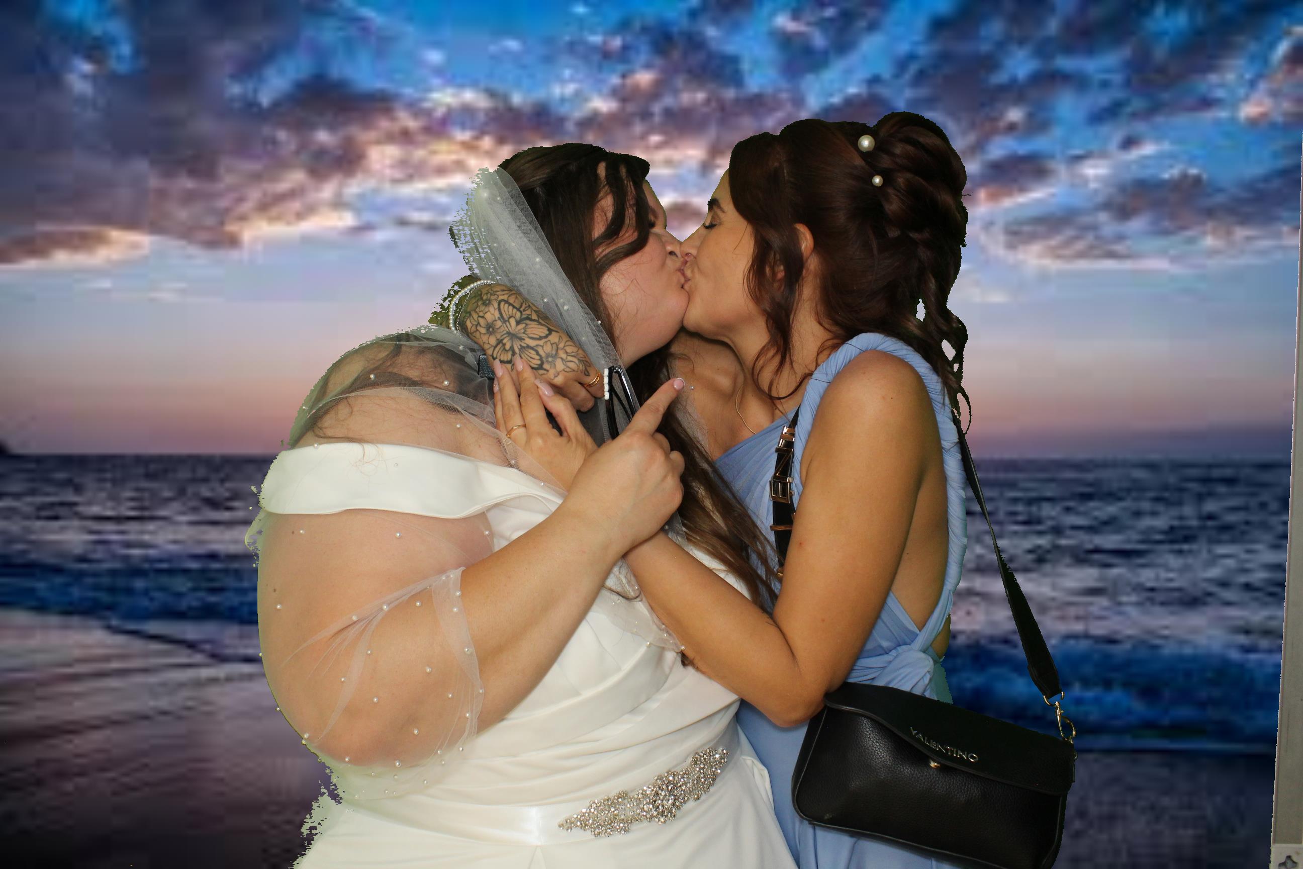 Bethany & Daniel | View more photos from the event at gallery.omegaphotobooths.co.uk/u/Omega-Photobooths/Bethany-Daniel