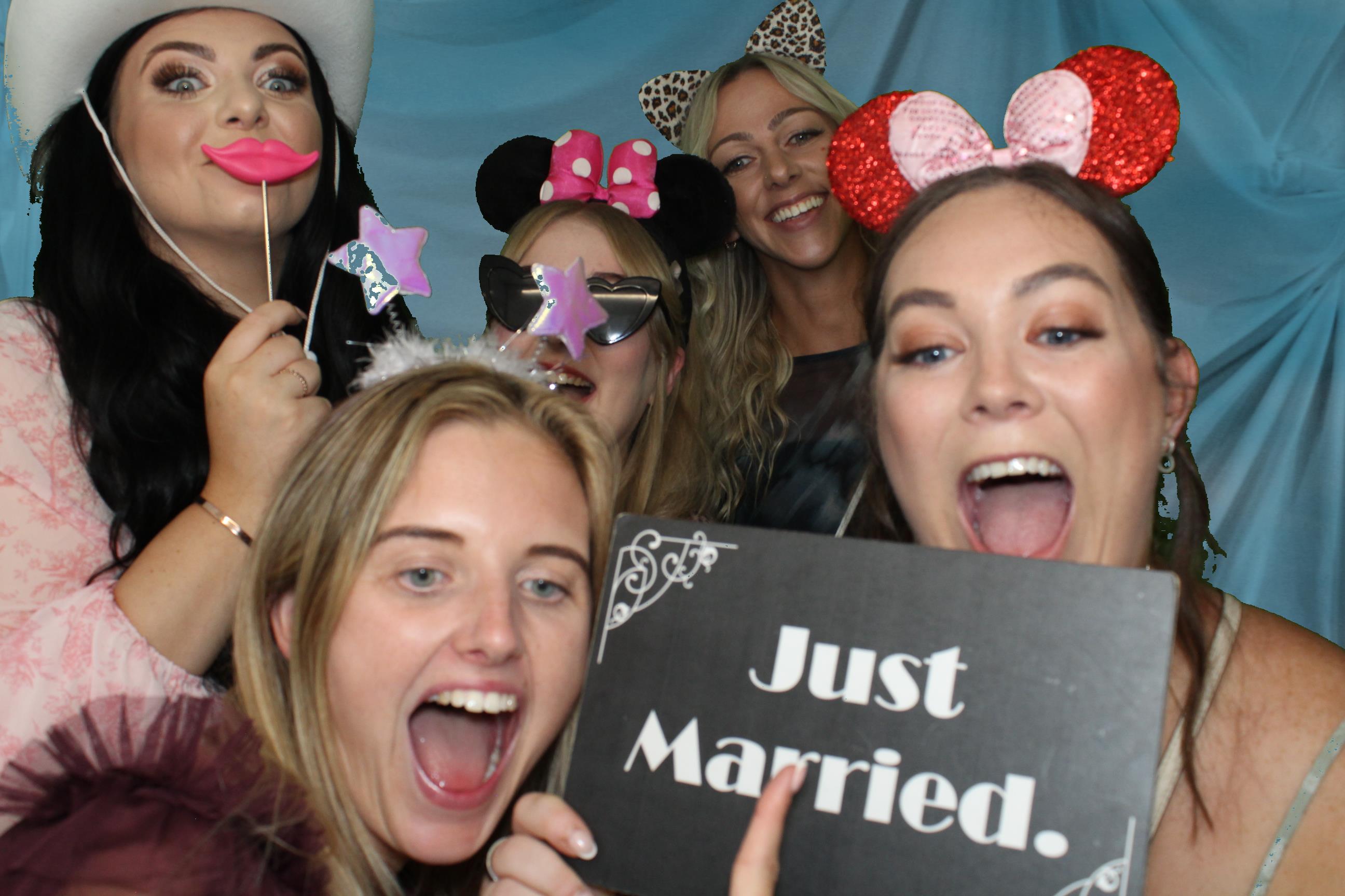 Sam & Ellie | View more photos from the event at gallery.omegaphotobooths.co.uk/u/Omega-Photobooths/Sam-Ellie
