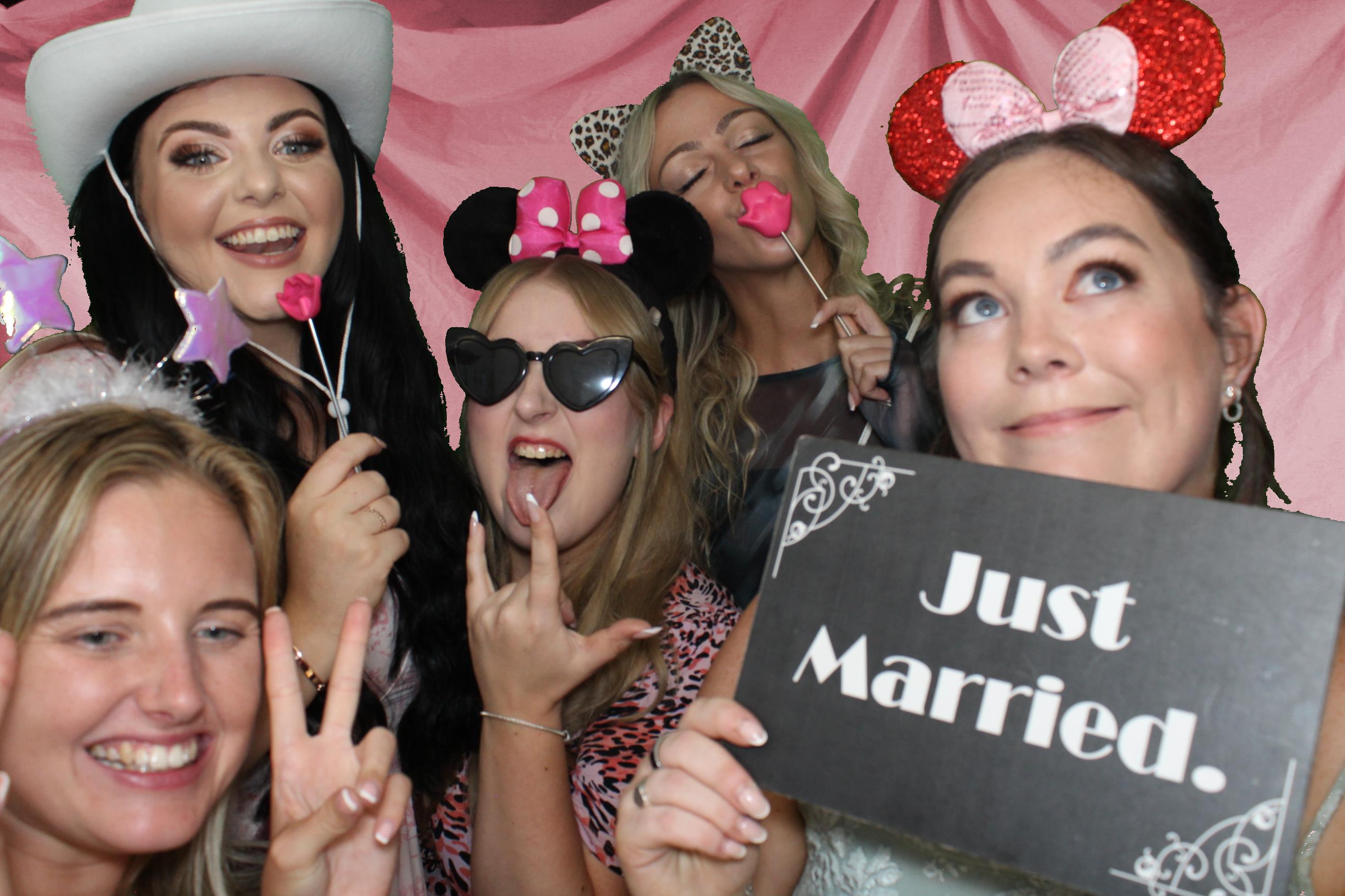 Sam & Ellie | View more photos from the event at gallery.omegaphotobooths.co.uk/u/Omega-Photobooths/Sam-Ellie