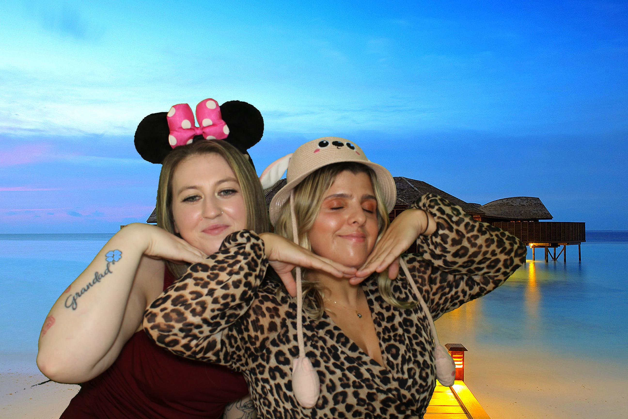 Sam & Ellie | View more photos from the event at gallery.omegaphotobooths.co.uk/u/Omega-Photobooths/Sam-Ellie